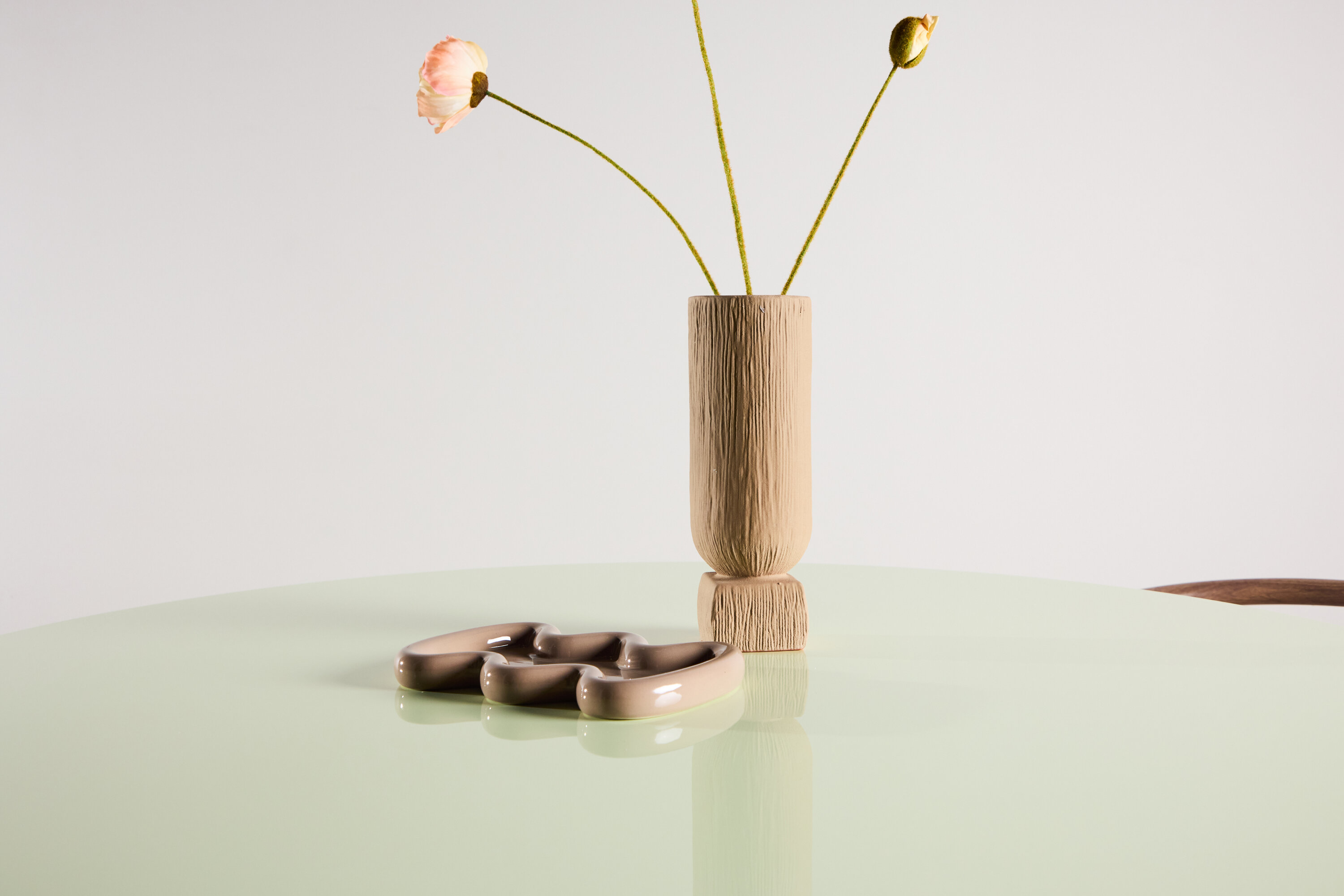 Lanzo table à manger ronde vert clair Ø120 cm en situation dans une pièce décorée