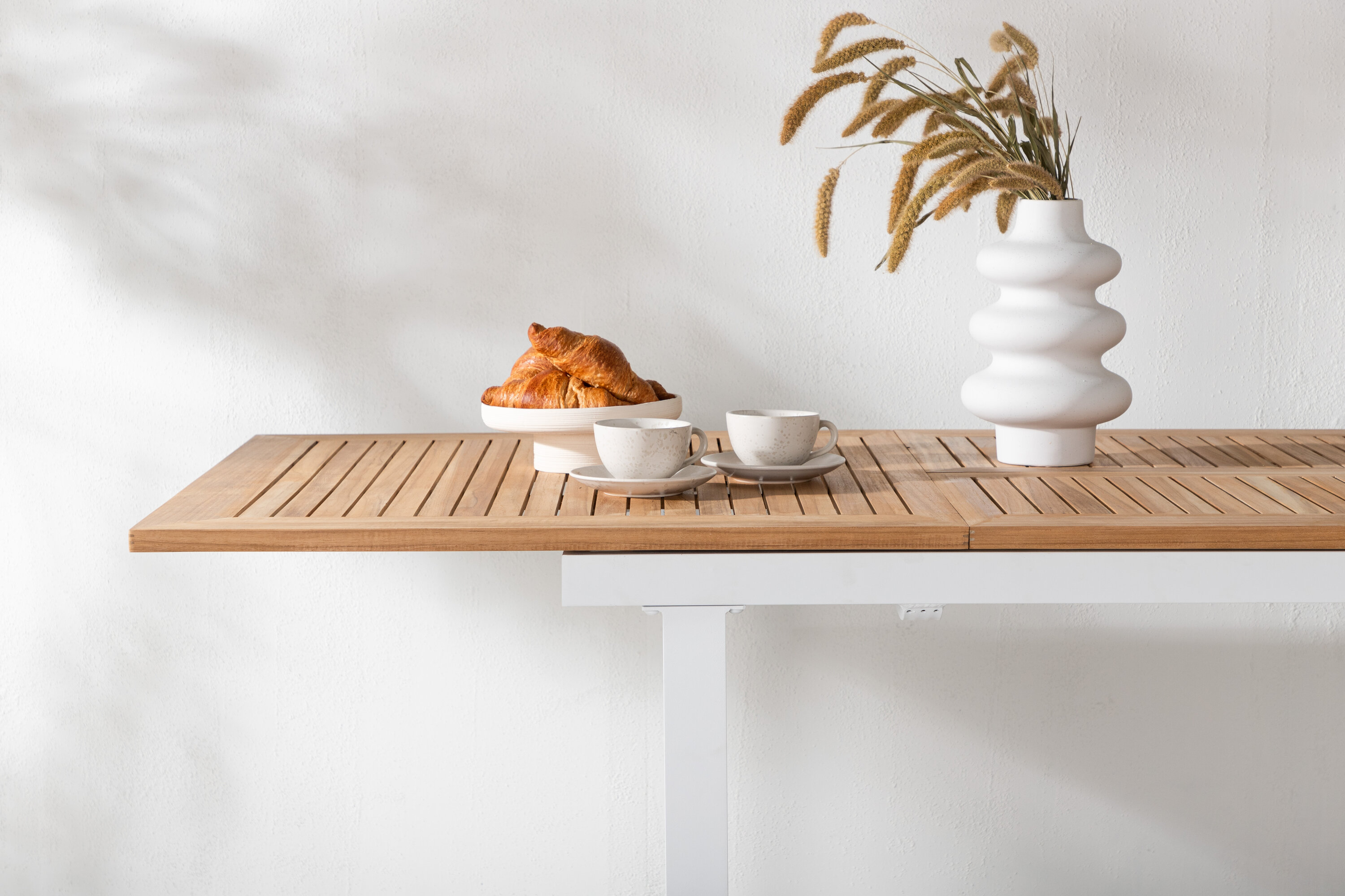 Panama table à manger rectangulaire naturel, blanc 160 x 90 cm en situation dans une pièce décorée