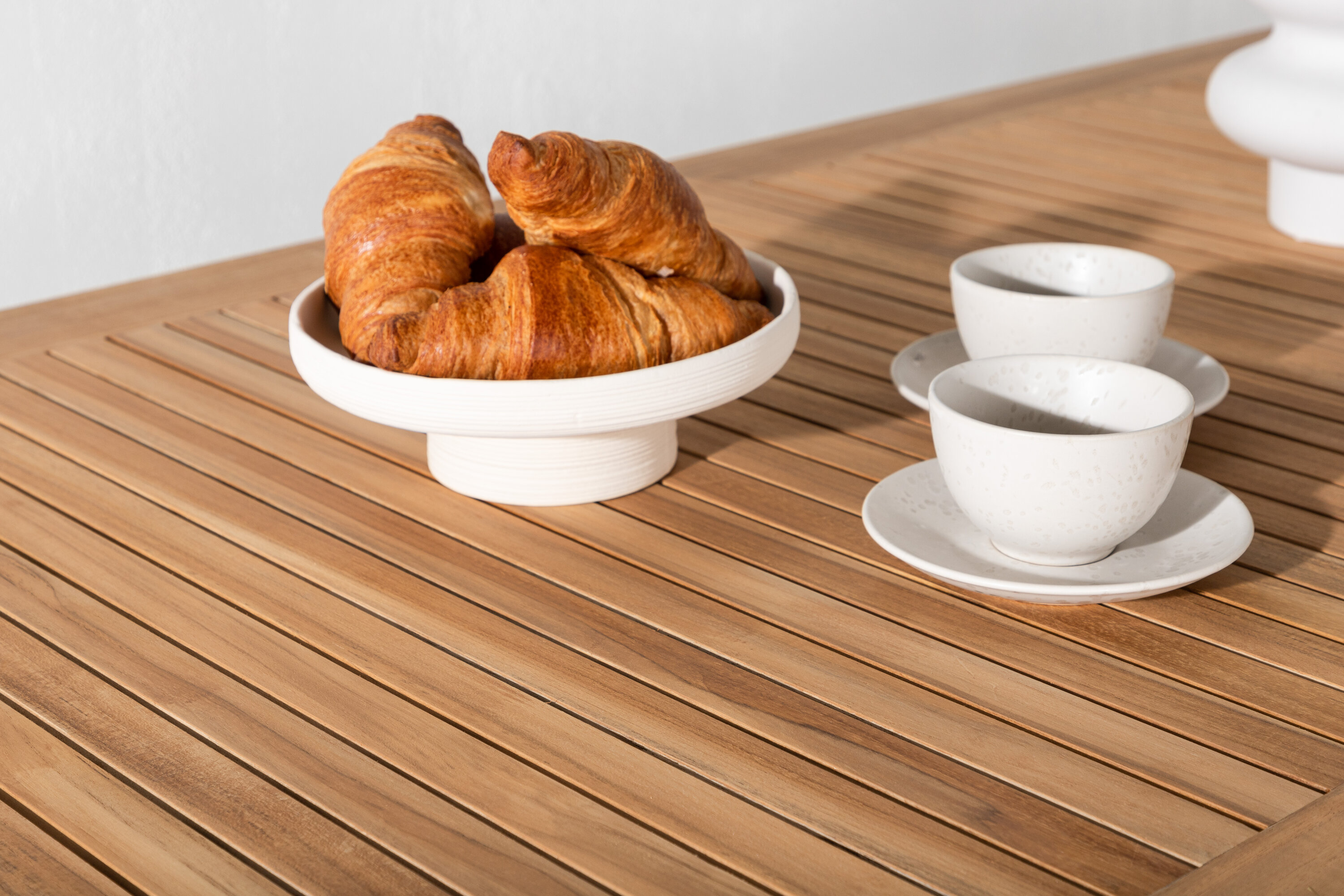 Panama table à manger rectangulaire naturel, blanc 160 x 90 cm en situation dans une pièce décorée