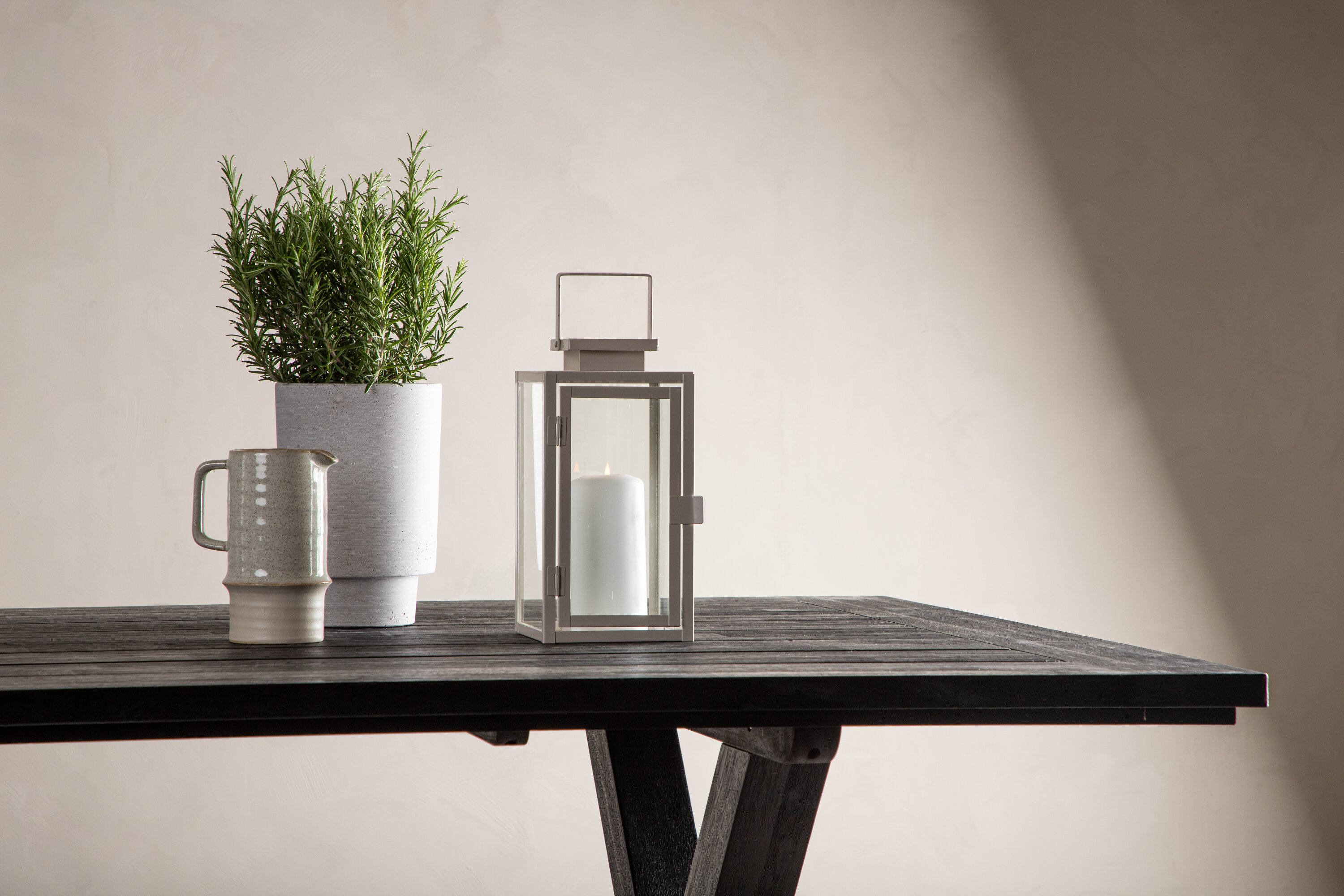 Rives table à manger rectangulaire noir 200 x 100 cm en situation dans une pièce décorée