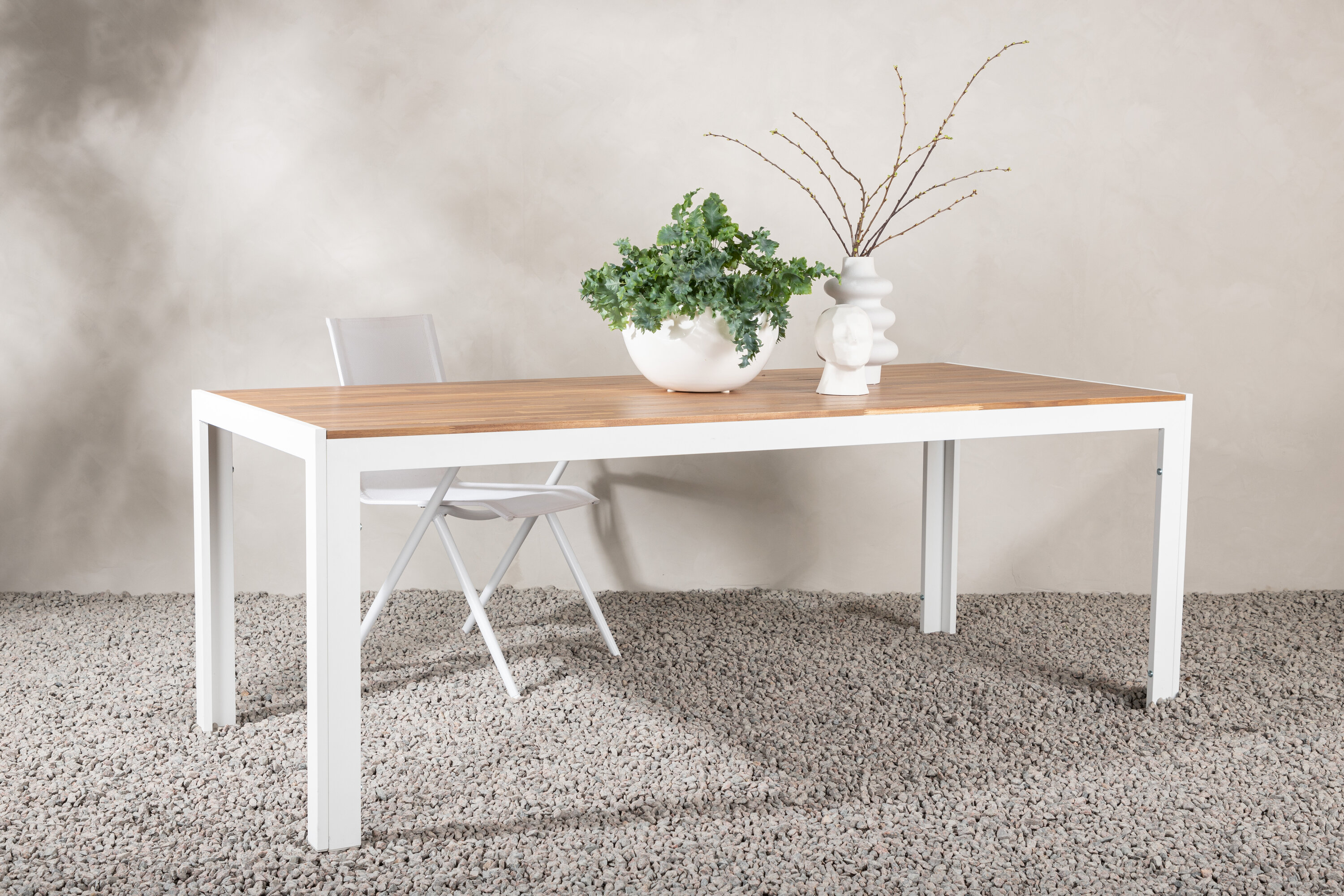 Bois table à manger rectangulaire naturel, blanc 200 x 100 cm en situation dans une pièce décorée