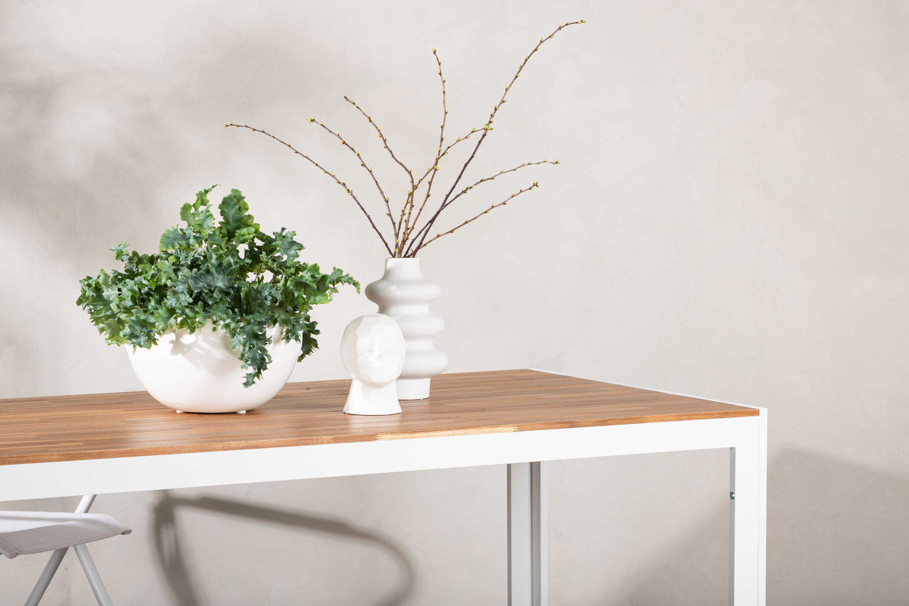 Bois table à manger rectangulaire naturel, blanc 200 x 100 cm en situation dans une pièce décorée