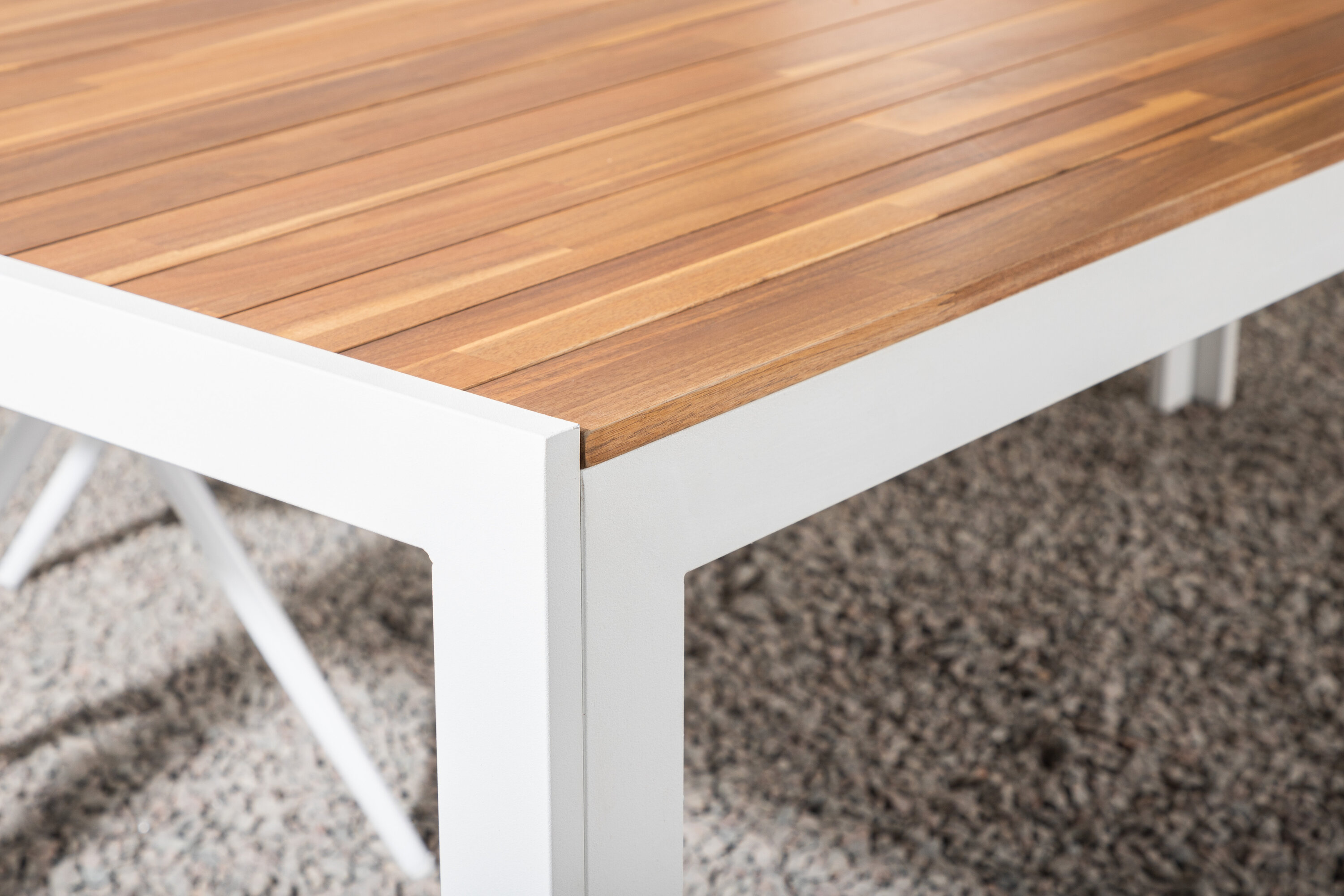 Bois table à manger rectangulaire naturel, blanc 200 x 100 cm en situation dans une pièce décorée