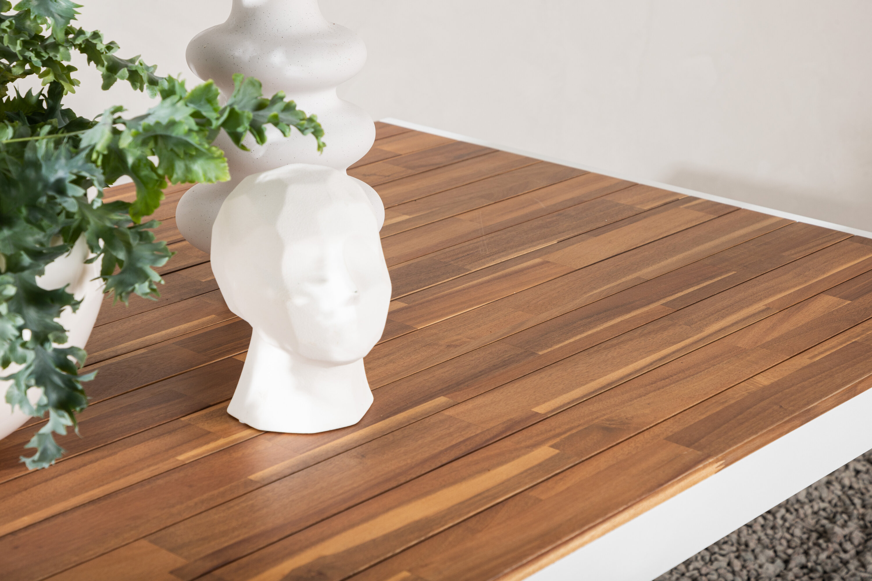 Bois table à manger rectangulaire naturel, blanc 200 x 100 cm en situation dans une pièce décorée