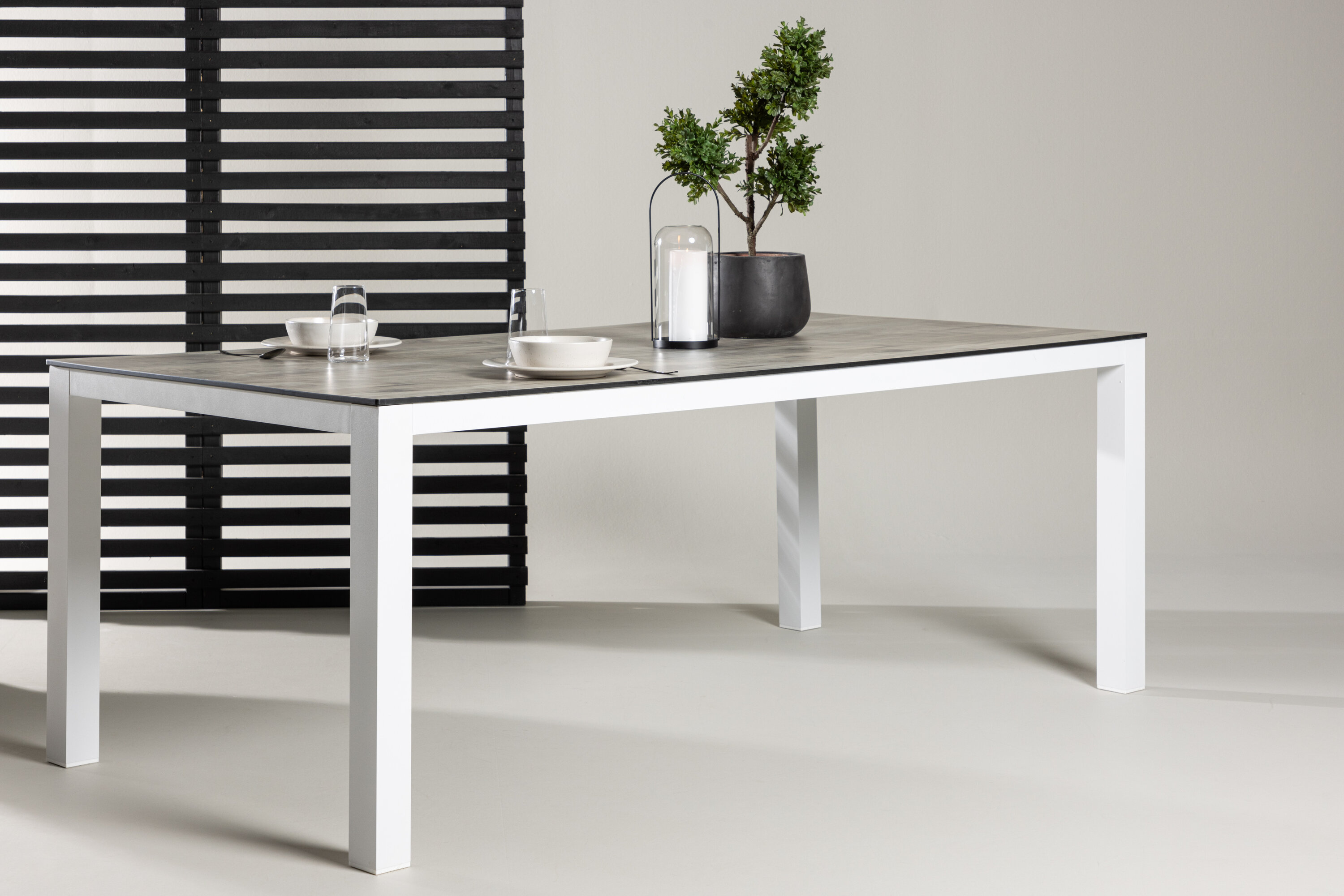 Llama table à manger rectangulaire gris, blanc 205 x 100 cm en situation dans une pièce décorée