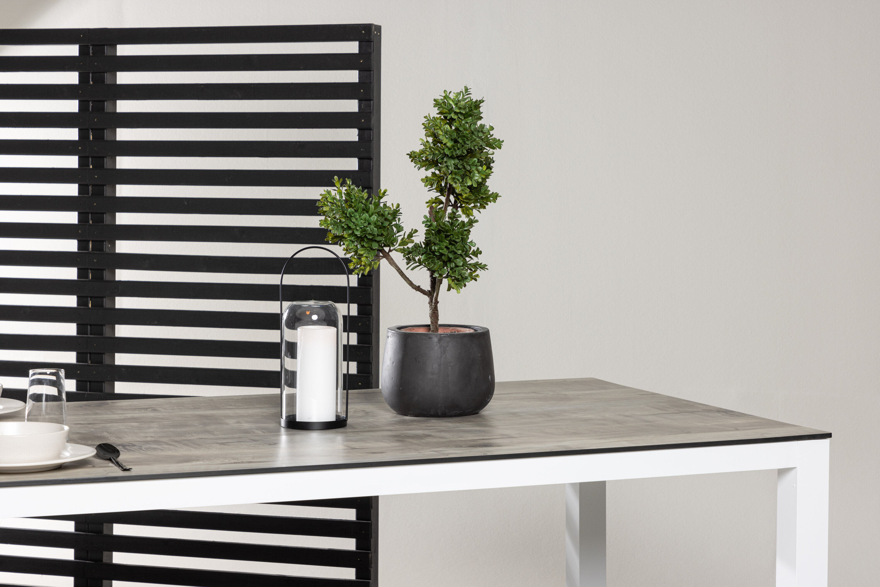Llama table à manger rectangulaire gris, blanc 205 x 100 cm en situation dans une pièce décorée