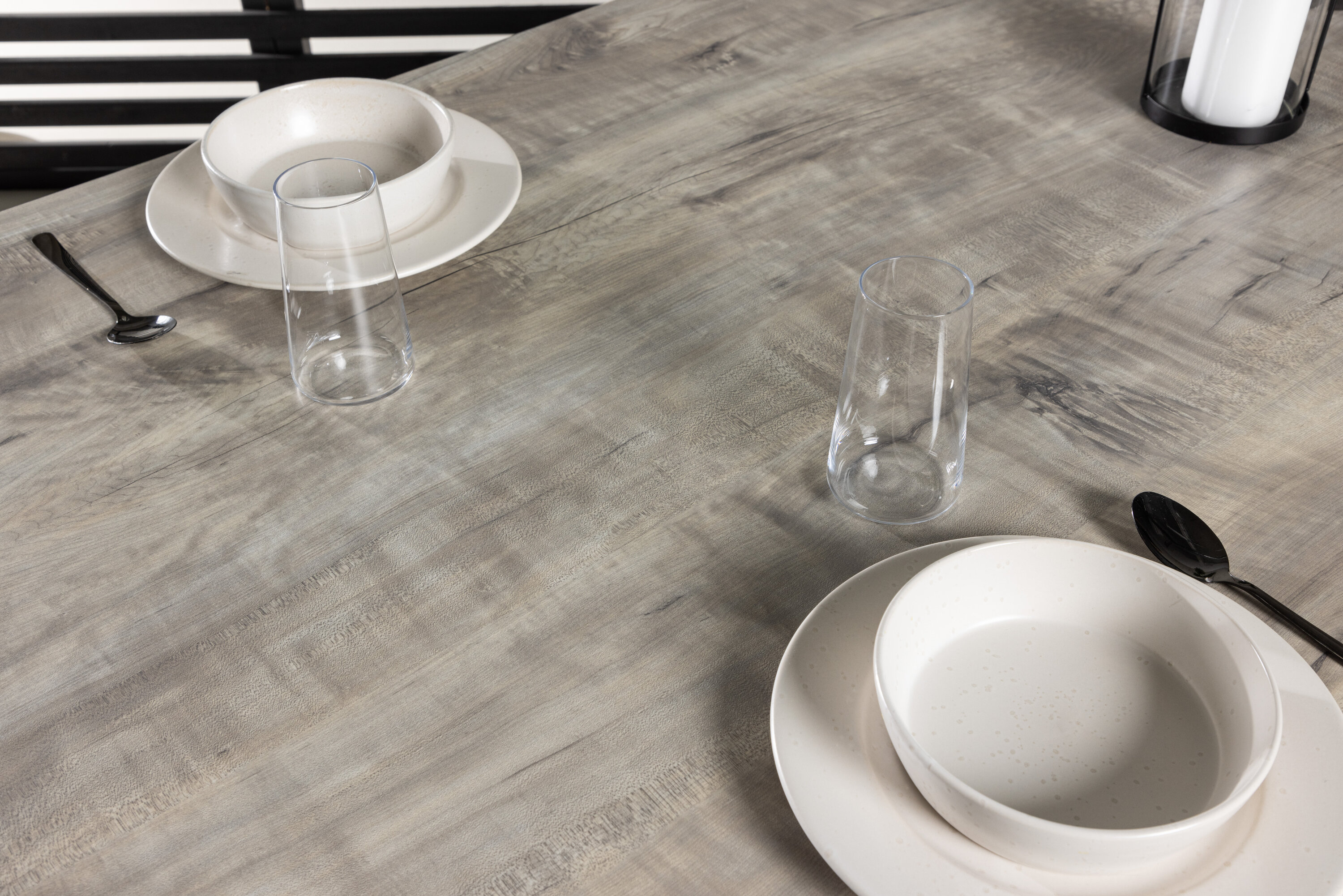 Llama table à manger rectangulaire gris, blanc 205 x 100 cm en situation dans une pièce décorée