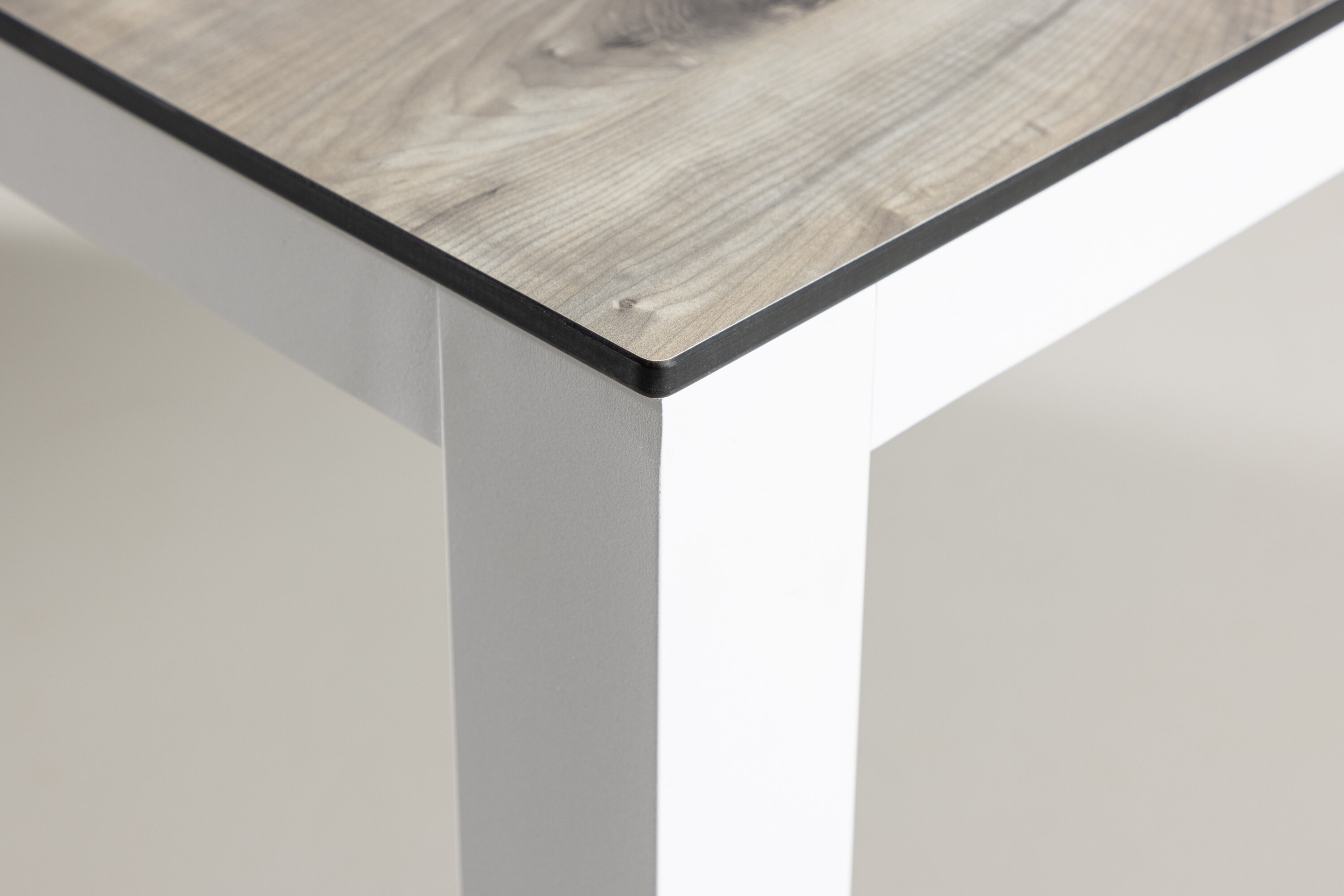 Llama table à manger rectangulaire gris, blanc 205 x 100 cm en situation dans une pièce décorée