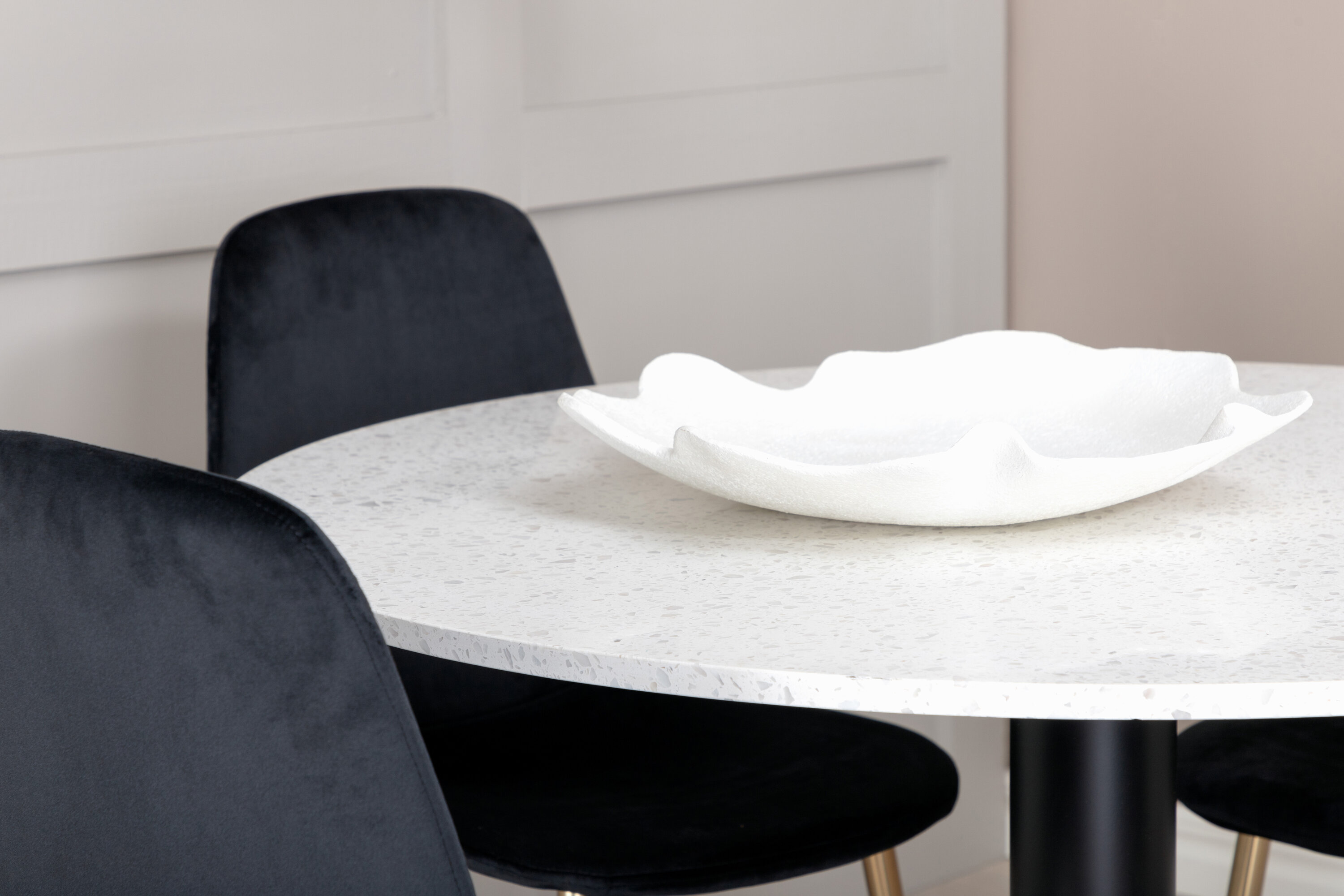 Détail du ensemble repas rond Razzia, Polar blanc, noir, doré Table : ⌀106 Chaise : 52 x 86 x 44 cm