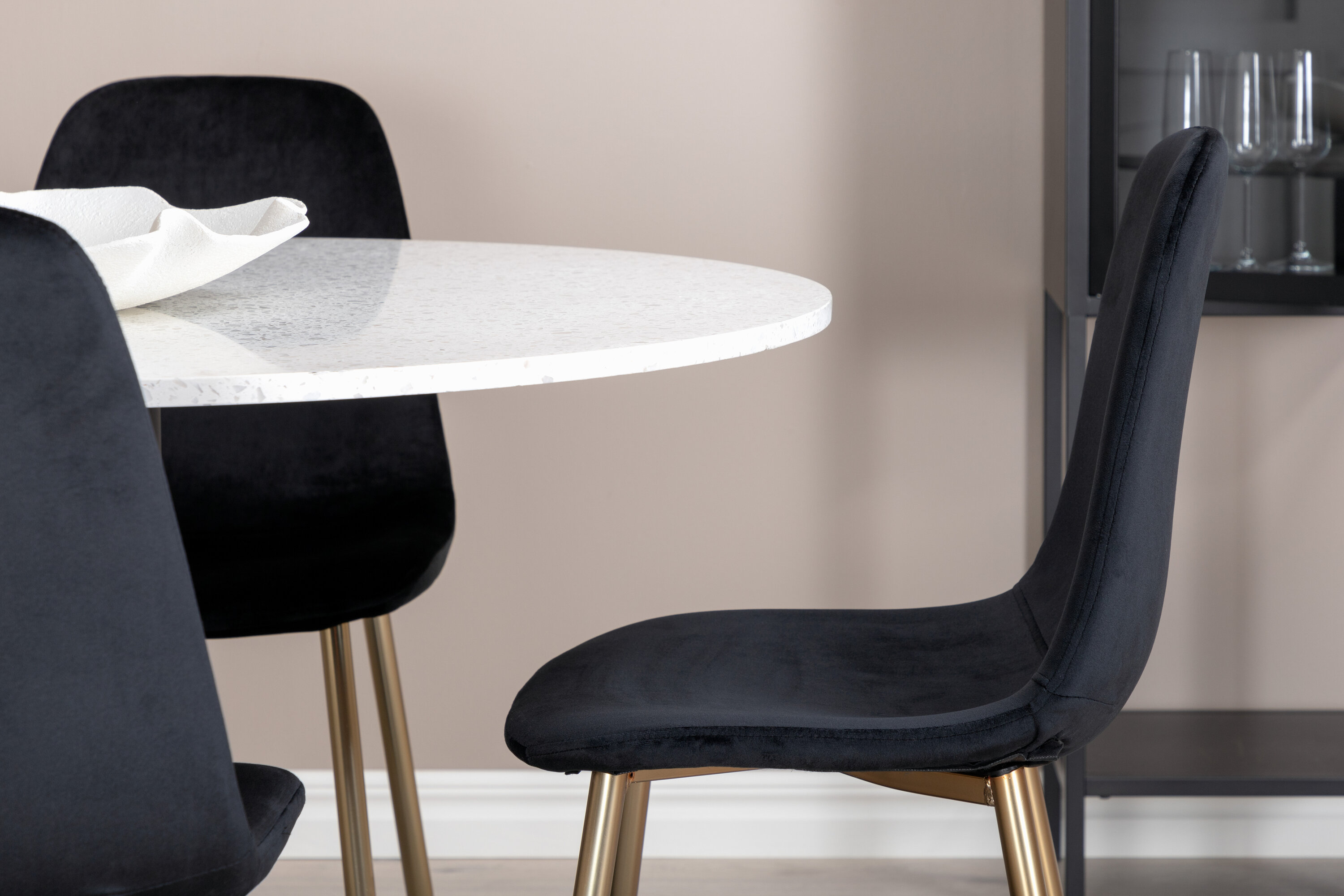 Détail du ensemble repas rond Razzia, Polar blanc, noir, doré Table : ⌀106 Chaise : 52 x 86 x 44 cm