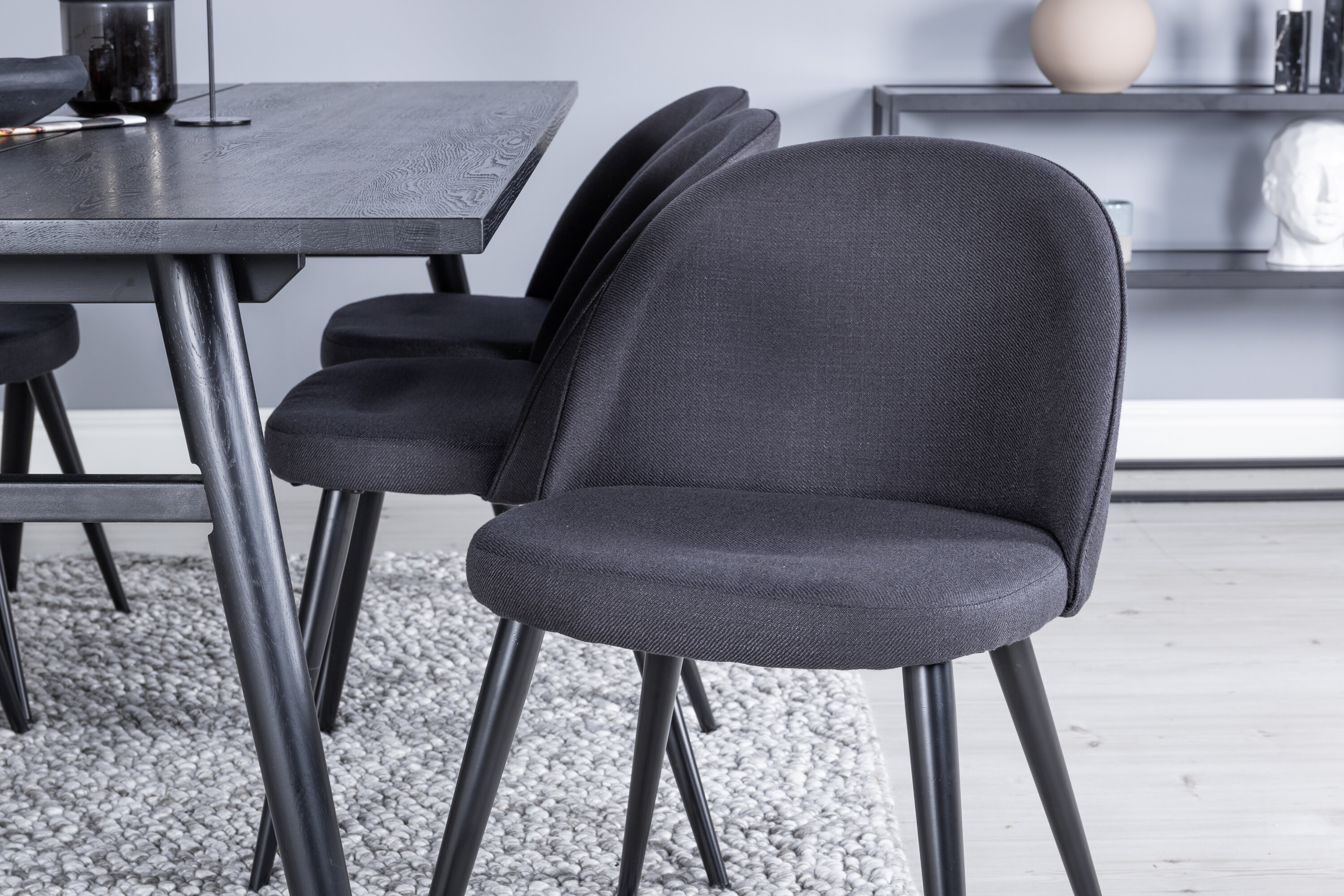 Détail du ensemble repas rectangulaire Sleek, Velvet noir, brossé clair Table : 75 x 195 x 95 Chaise : 57 x 76,5 x 50 cm