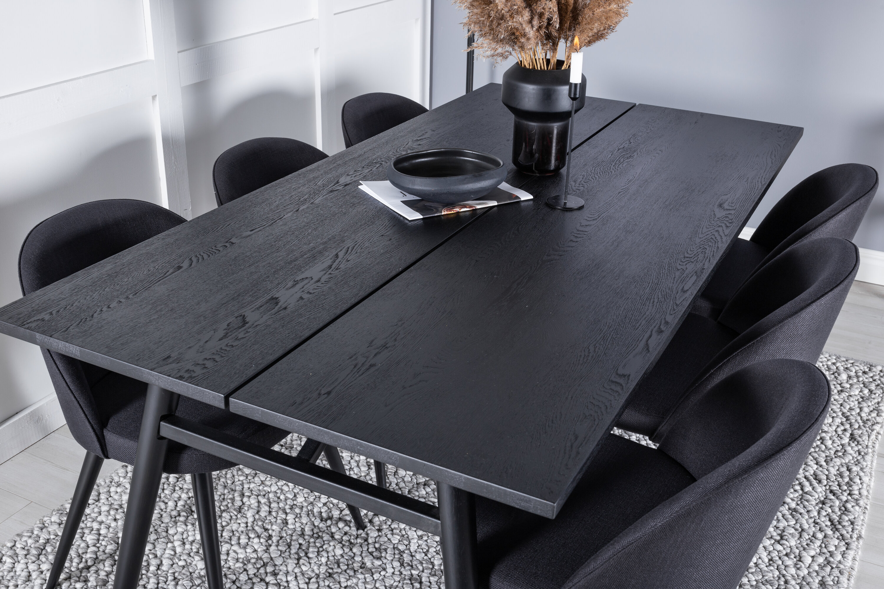 Détail du ensemble repas rectangulaire Sleek, Velvet noir, brossé clair Table : 75 x 195 x 95 Chaise : 57 x 76,5 x 50 cm