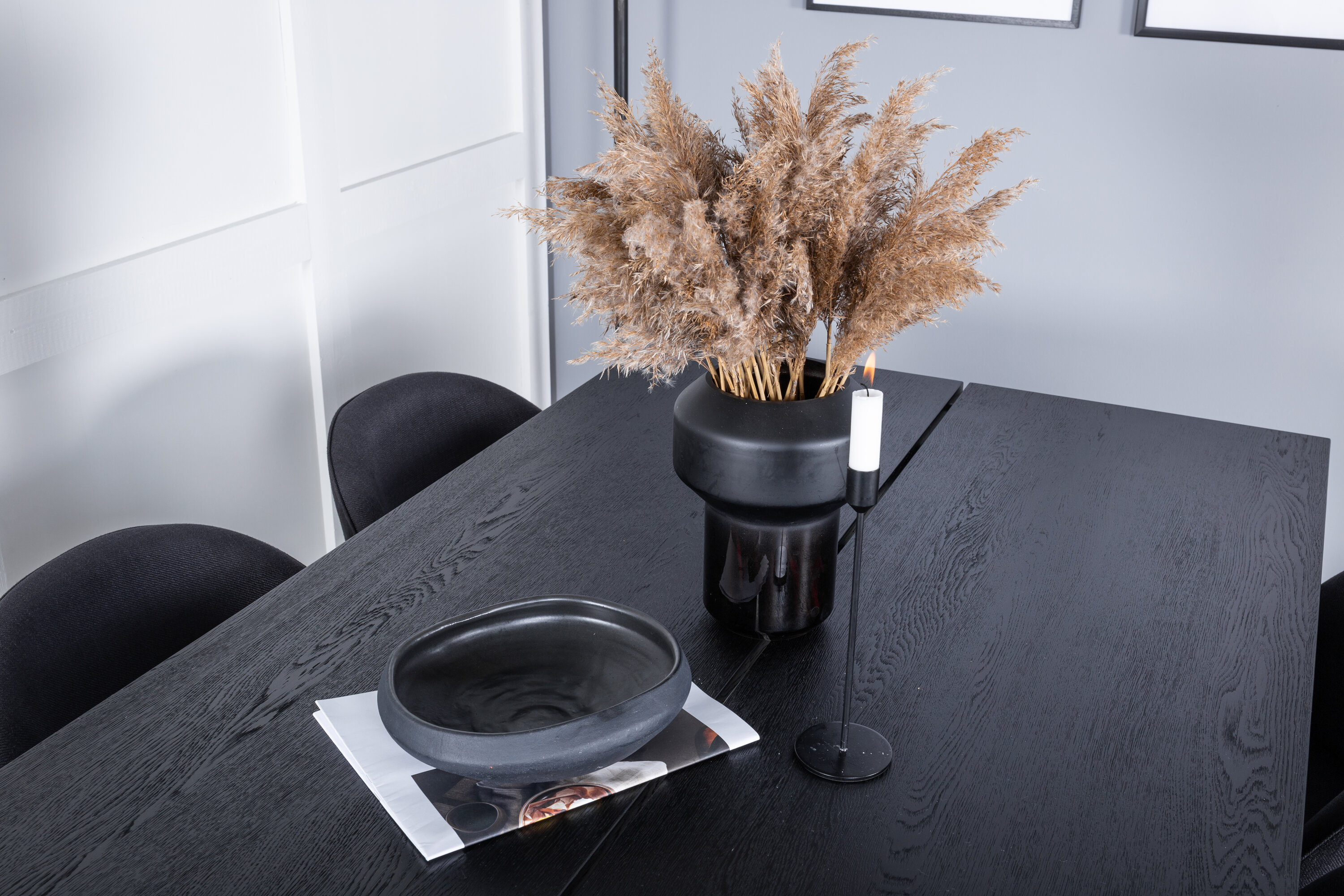 Détail du ensemble repas rectangulaire Sleek, Velvet noir, brossé clair Table : 75 x 195 x 95 Chaise : 57 x 76,5 x 50 cm