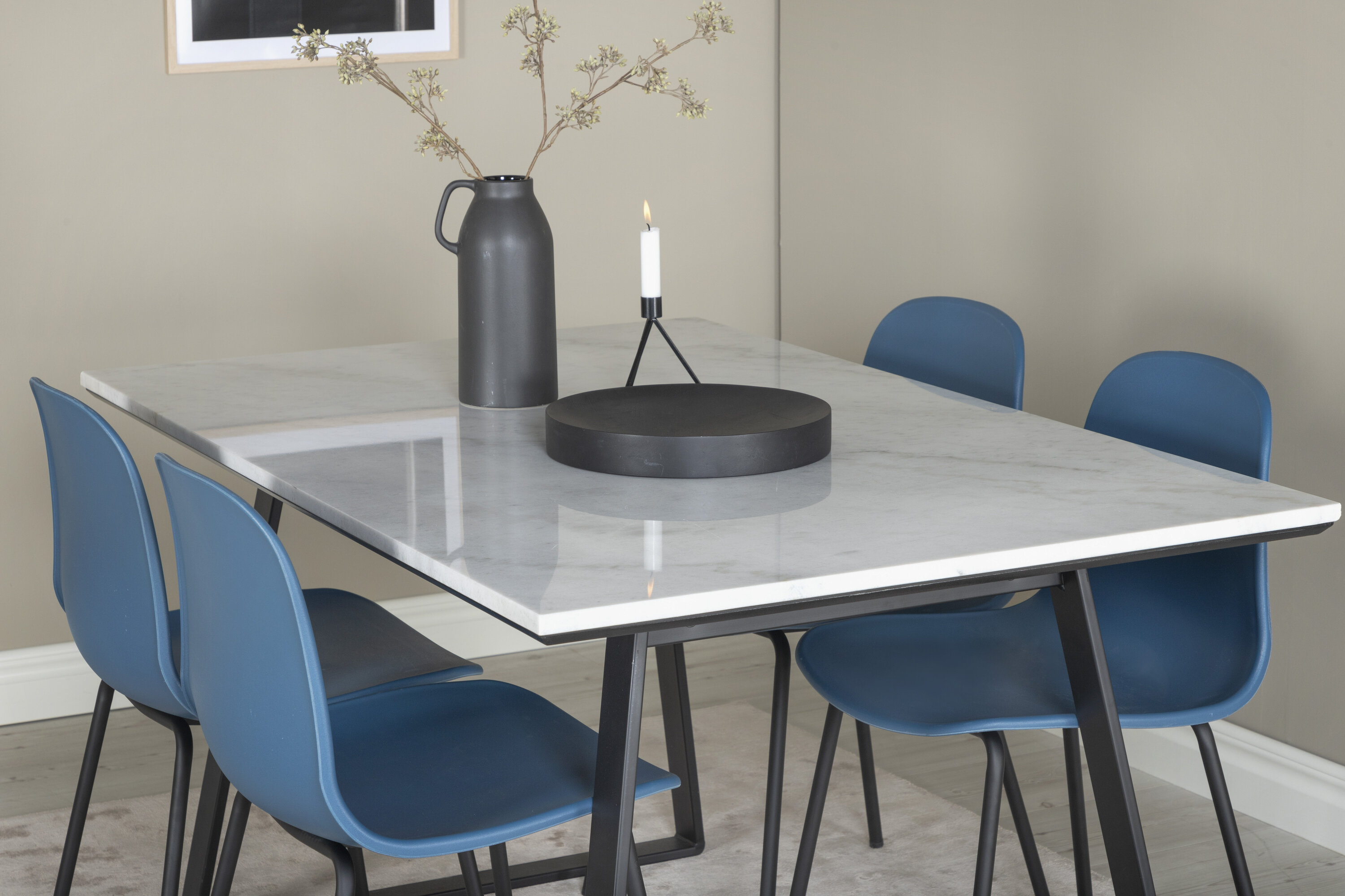 Détail du ensemble repas rectangulaire Estelle, Arctic blanc, noir, bleu Table : 74,5 x 140 x 90 Chaise : 47,5 x 82 x 49 cm
