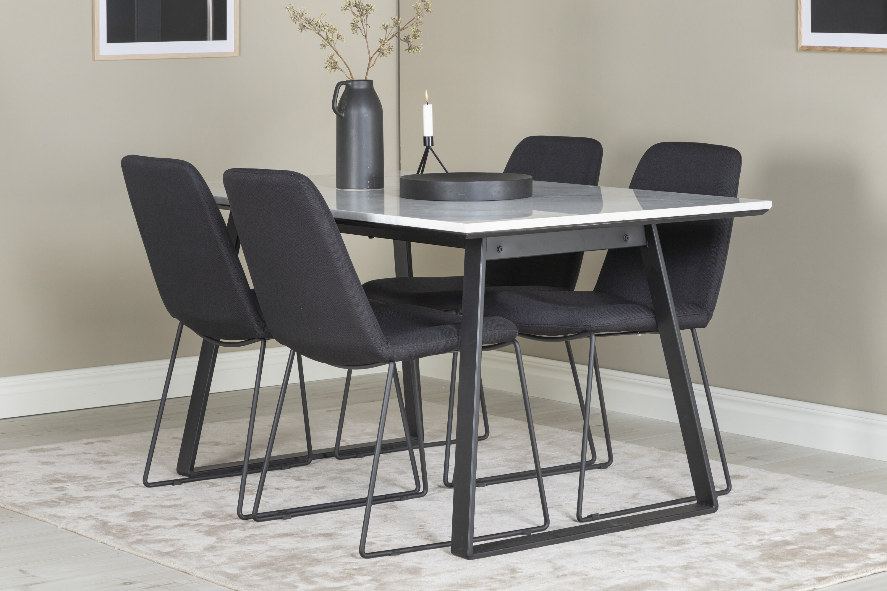 Détail du ensemble repas rectangulaire Estelle, Muce blanc, noir Table : 74,5 x 140 x 90 Chaise : 63 x 84 x 43 cm