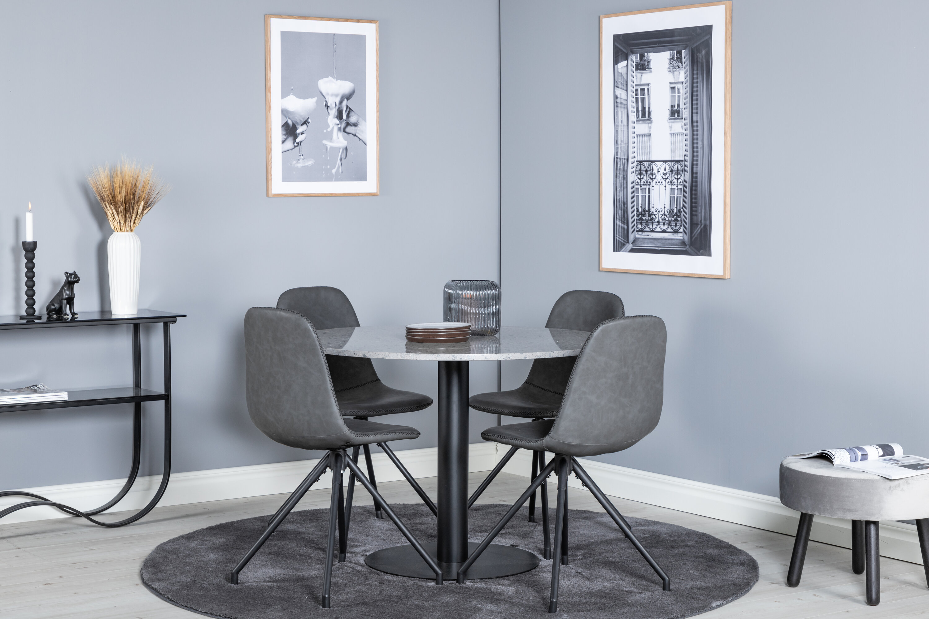 Détail du ensemble repas rond Razzia, Polar gris, noir Table : ⌀106 Chaise : 54 x 88 x 44 cm