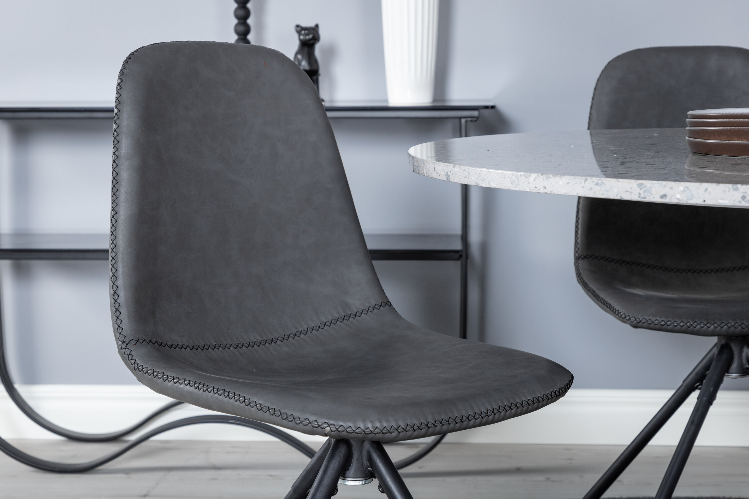 Détail du ensemble repas rond Razzia, Polar gris, noir Table : ⌀106 Chaise : 54 x 88 x 44 cm
