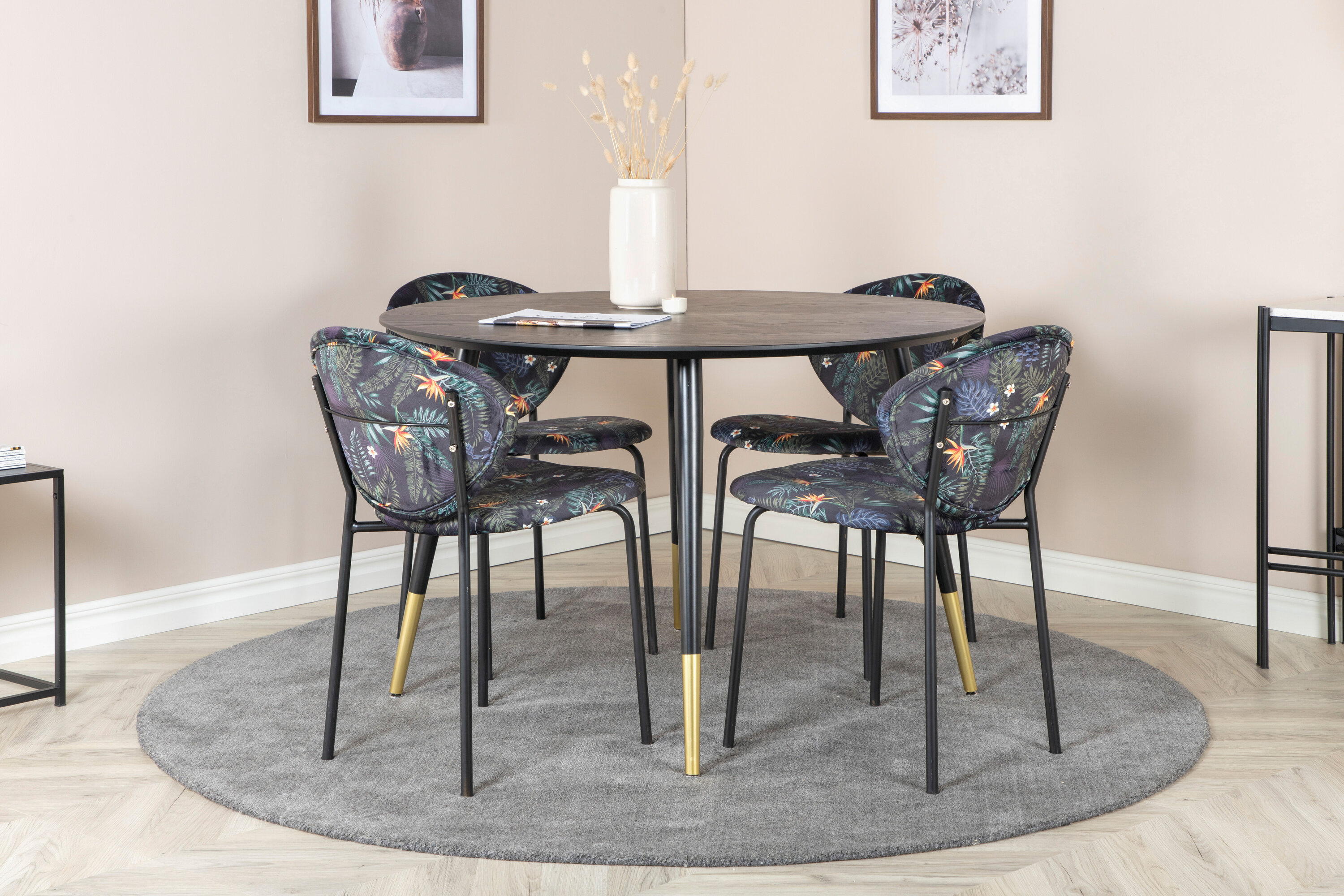 Détail du ensemble repas rond Dipp, Vault noir, doré Table : ⌀115 Chaise : 61,5 x 80 x 46 cm