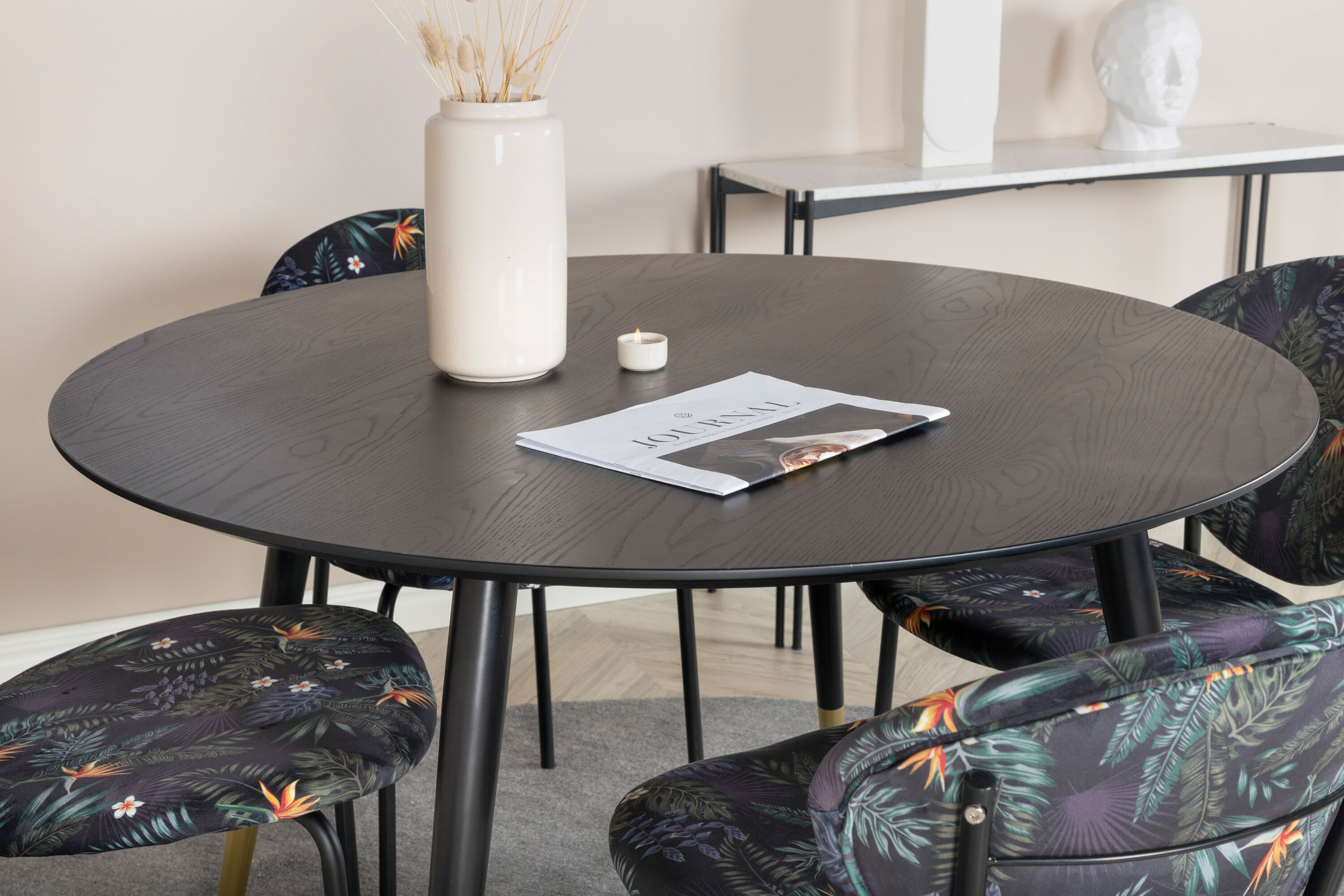 Détail du ensemble repas rond Dipp, Vault noir, doré Table : ⌀115 Chaise : 61,5 x 80 x 46 cm