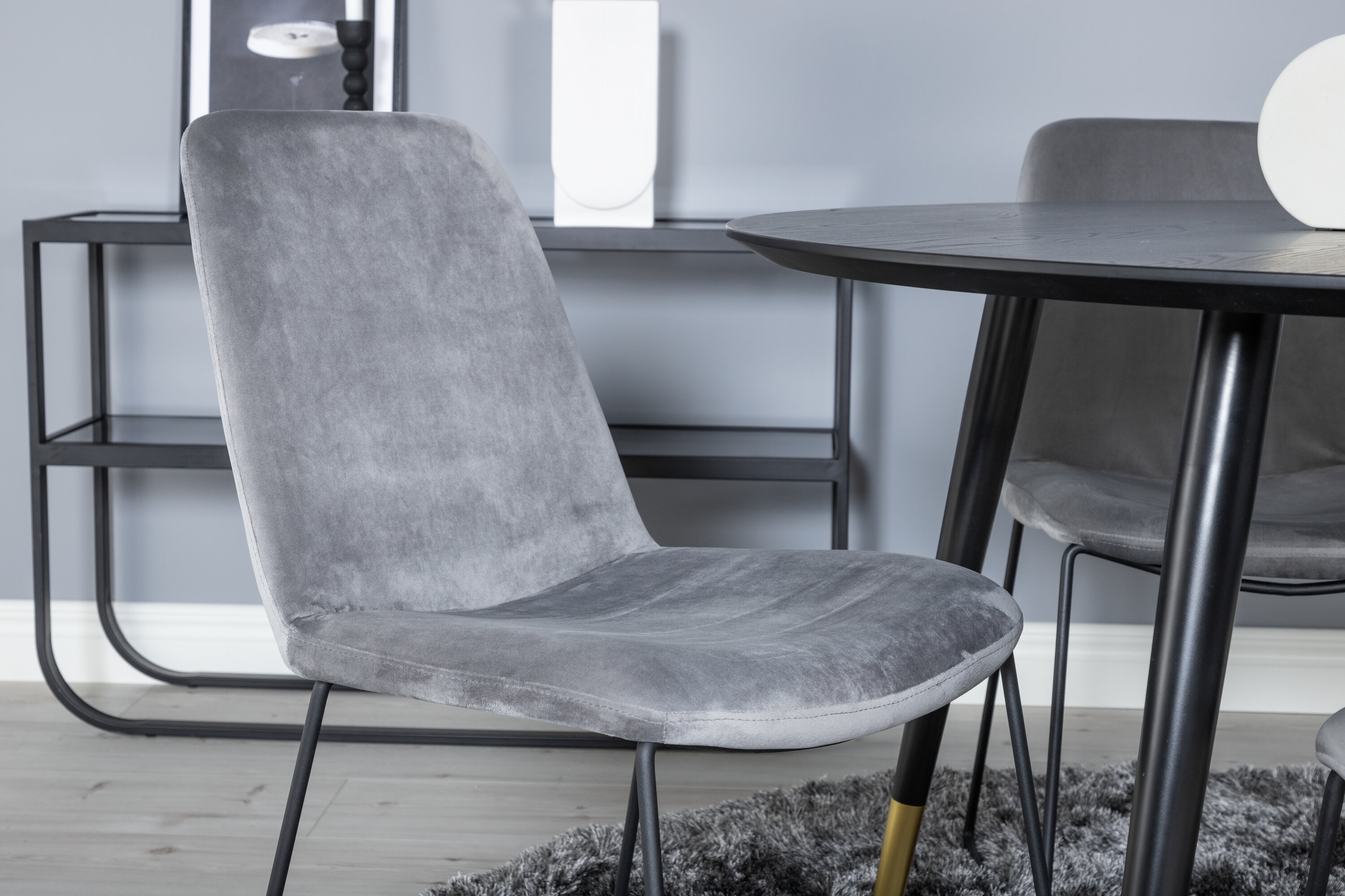 Détail du ensemble repas rond Dipp, Muce noir, gris, doré Table : ⌀115 Chaise : 63 x 84 x 43 cm