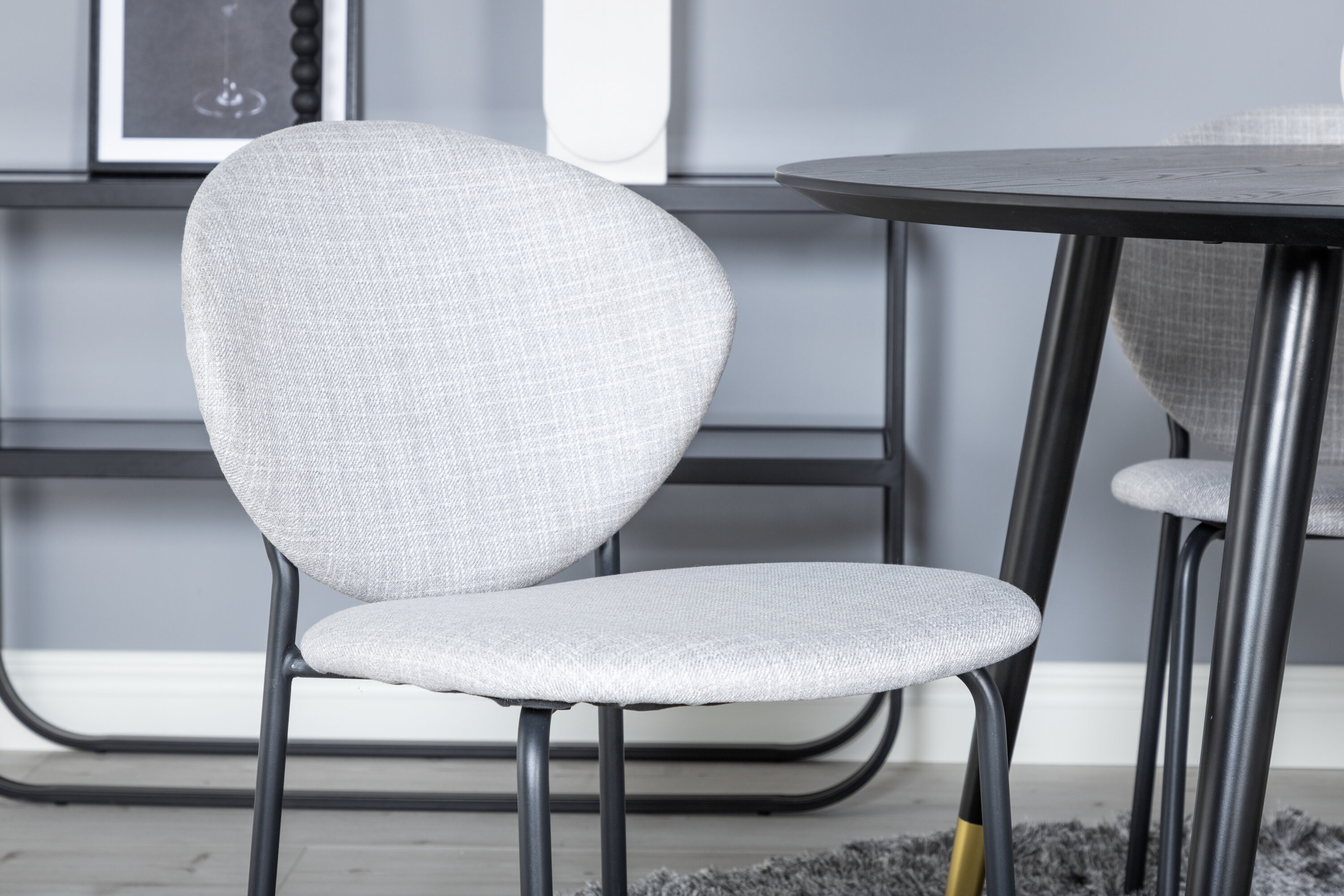 Détail du ensemble repas rectangulaire Dipp, Vault noir, gris, doré Table : ⌀115 Chaise : 61,5 x 80 x 46 cm