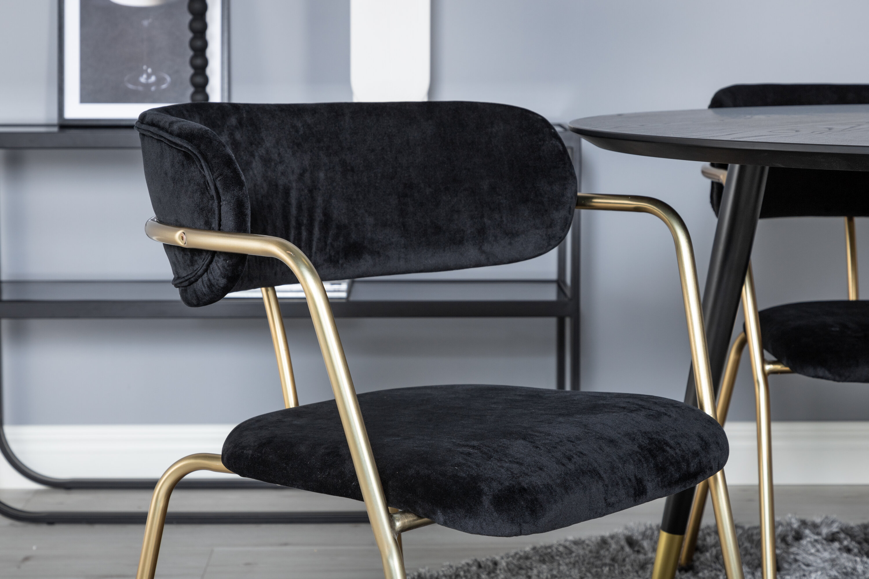 Détail du ensemble repas rond Dipp, Arrow noir, doré Table : ⌀115 Chaise : 61 x 79 x 58 cm