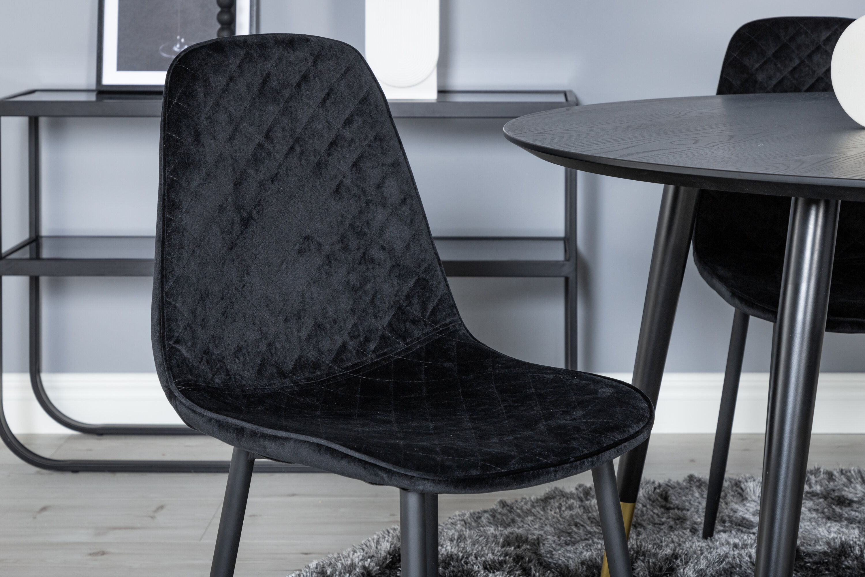 Détail du ensemble repas rond Dipp, Polar noir, doré Table : ⌀115 Chaise : 52 x 86 x 44 cm