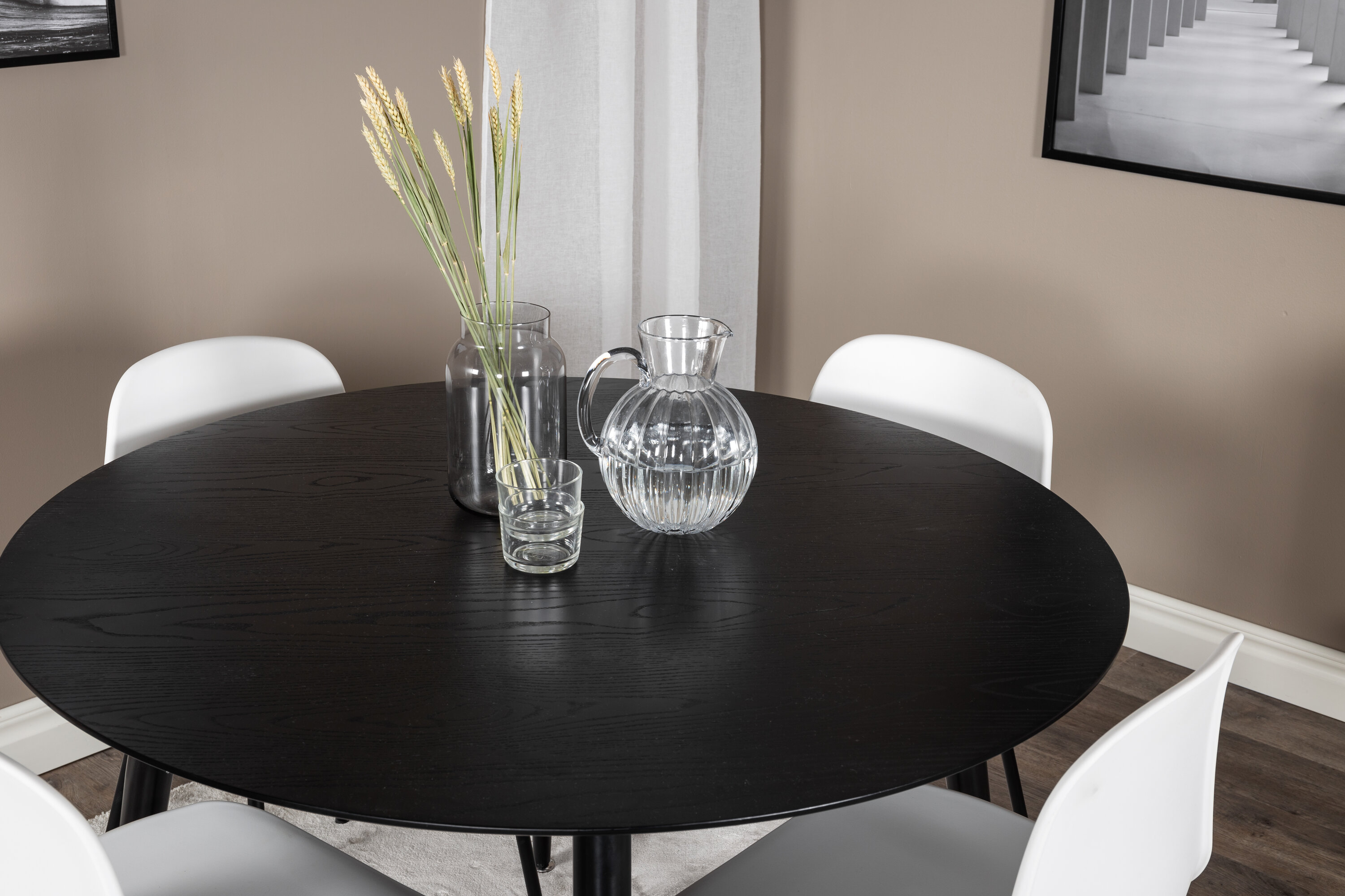 Détail du ensemble repas rond Dipp, Arctic noir, blanc Table : ⌀115 Chaise : 47,5 x 82 x 49 cm