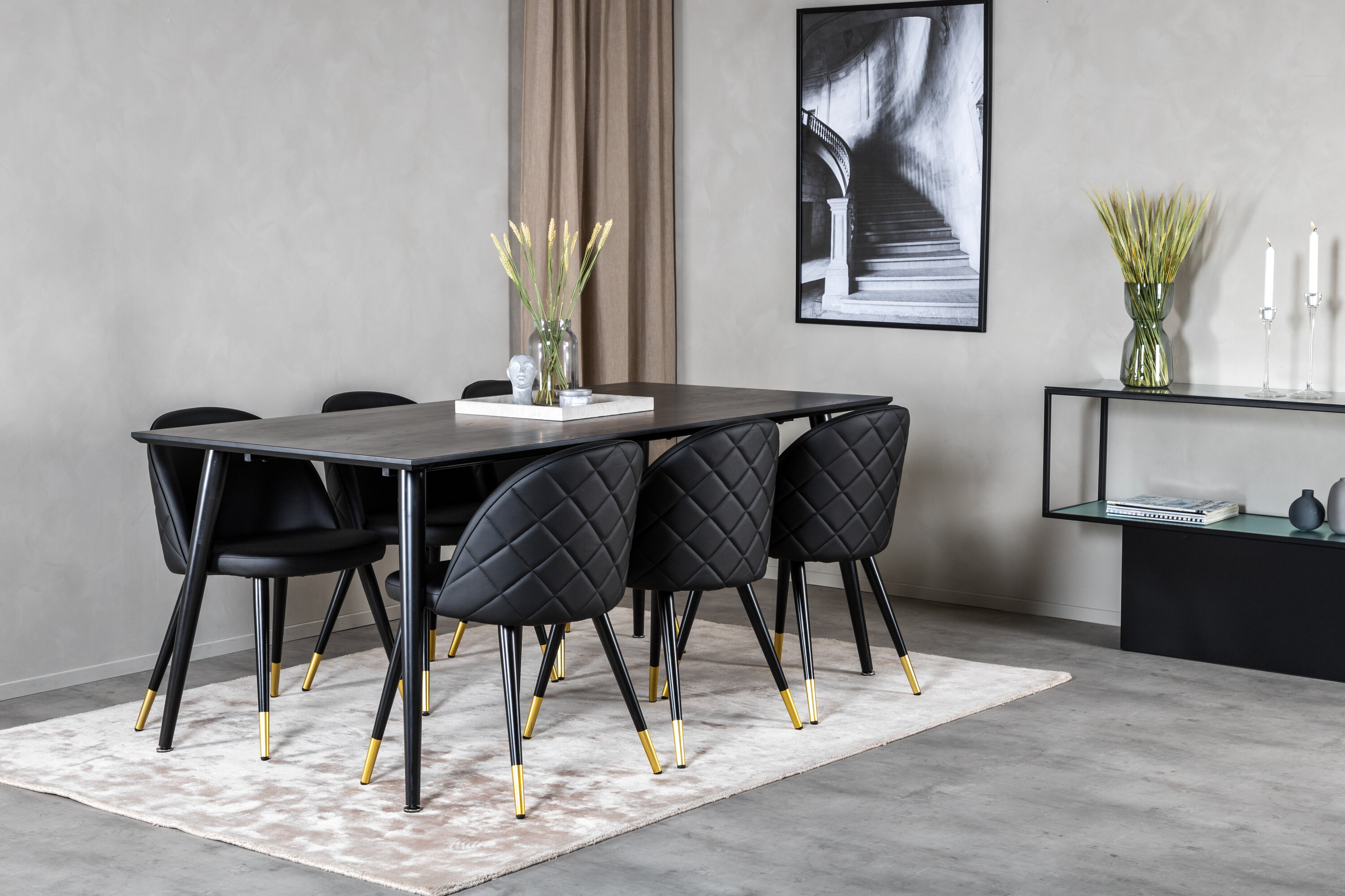 Détail du ensemble repas rectangulaire Dipp, Velvet noir, doré Table : 75,5 x 180 x 90 Chaise : 57 x 76,5 x 50 cm