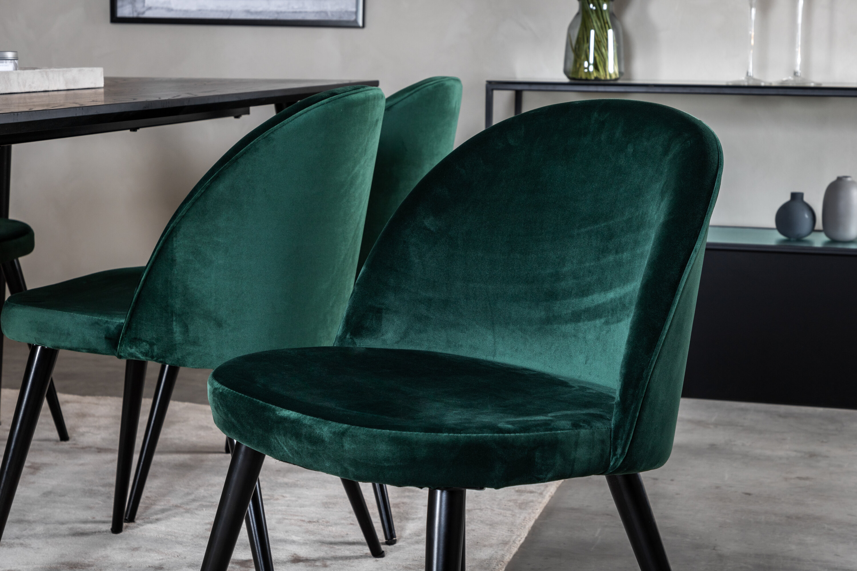 Détail du ensemble repas rectangulaire Dipp, Velvet noir, vert Table : 75,5 x 180 x 90 Chaise : 57 x 76,5 x 50 cm