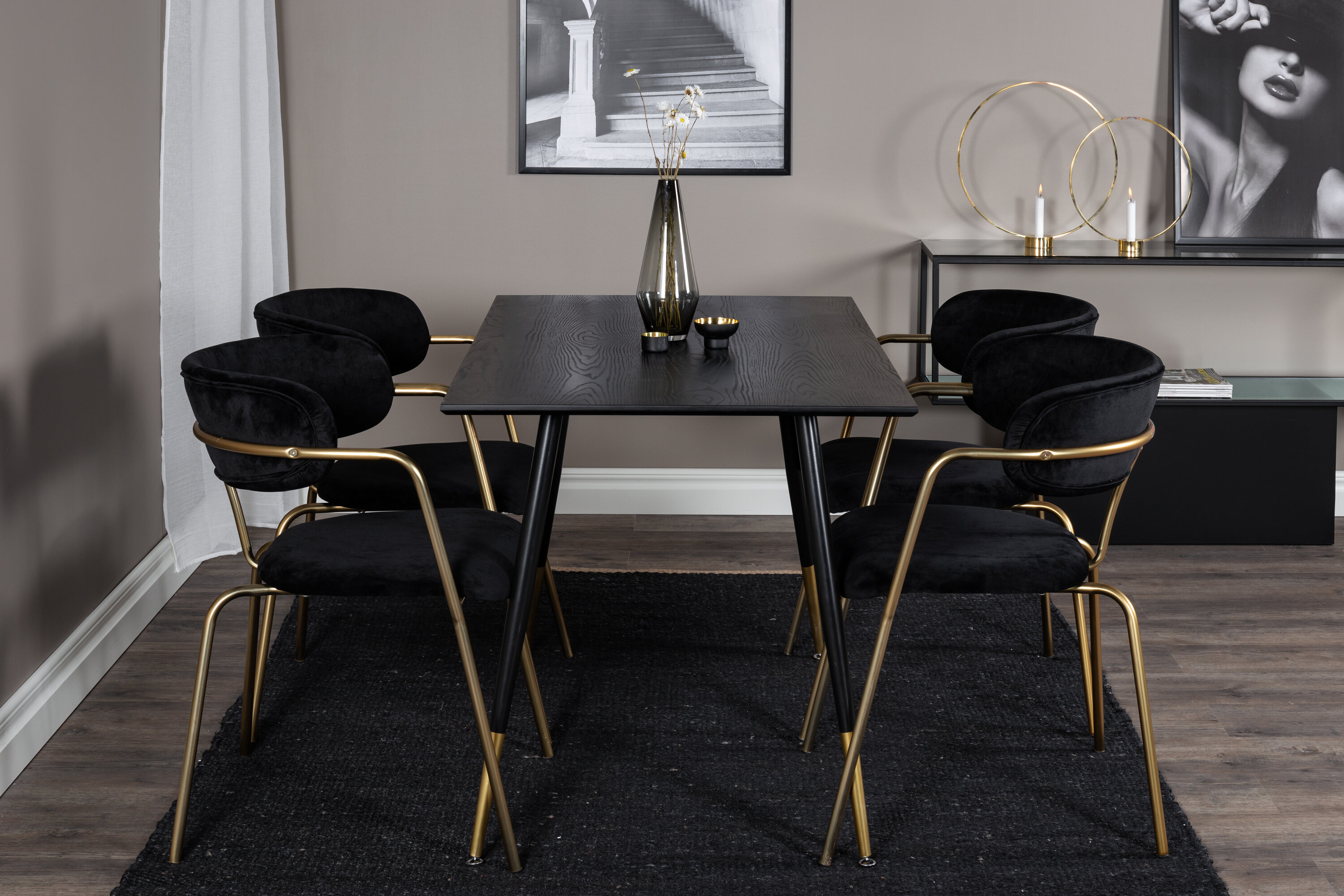 Détail du ensemble repas rond Dipp, Arrow noir, doré Table : 75 x 120 x 85 Chaise : 61 x 79 x 58 cm