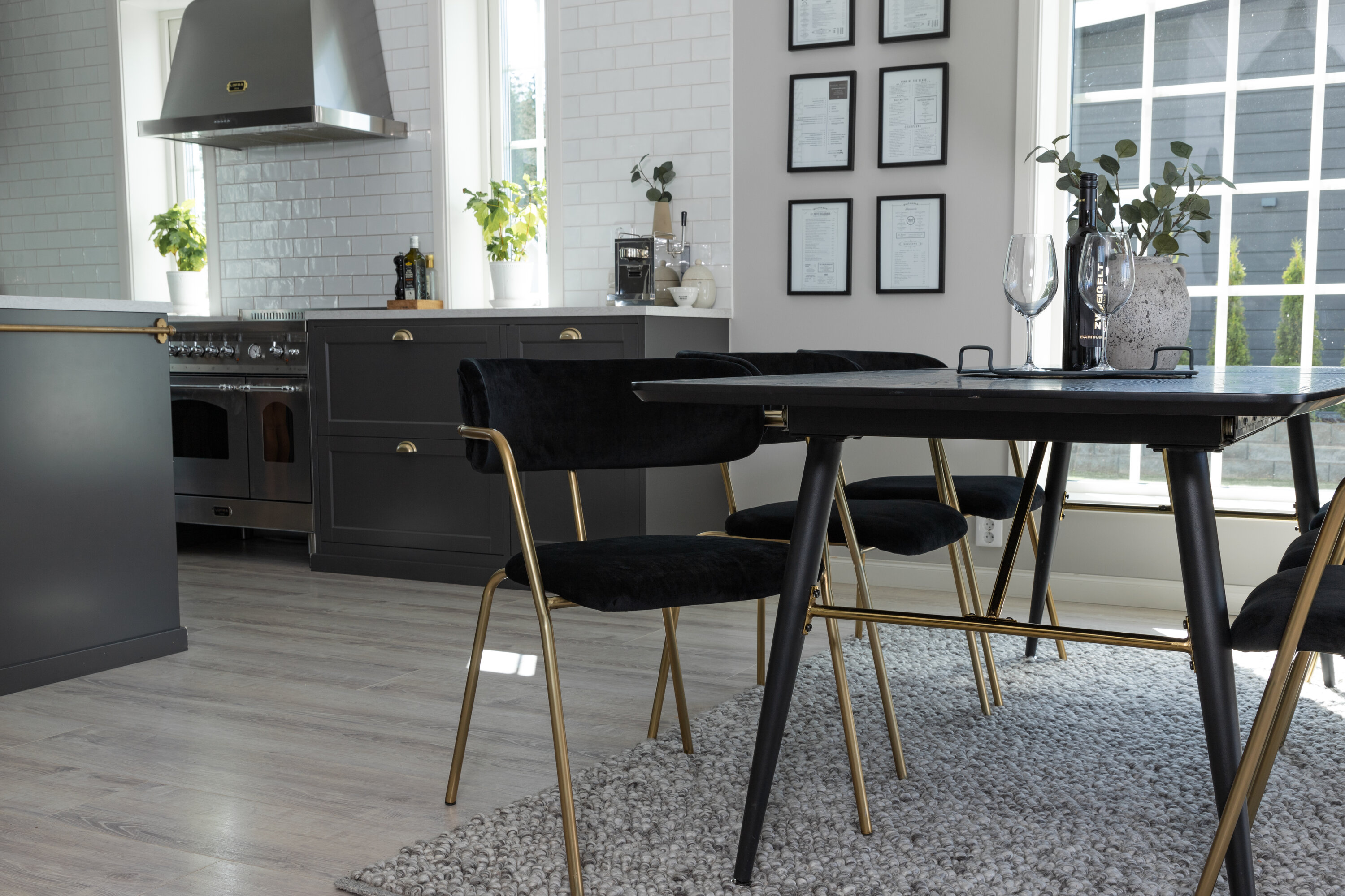 Détail du ensemble repas rectangulaire Gold, Arrow noir, doré Table : 76 x 180 x 85 Chaise : 61 x 79 x 58 cm