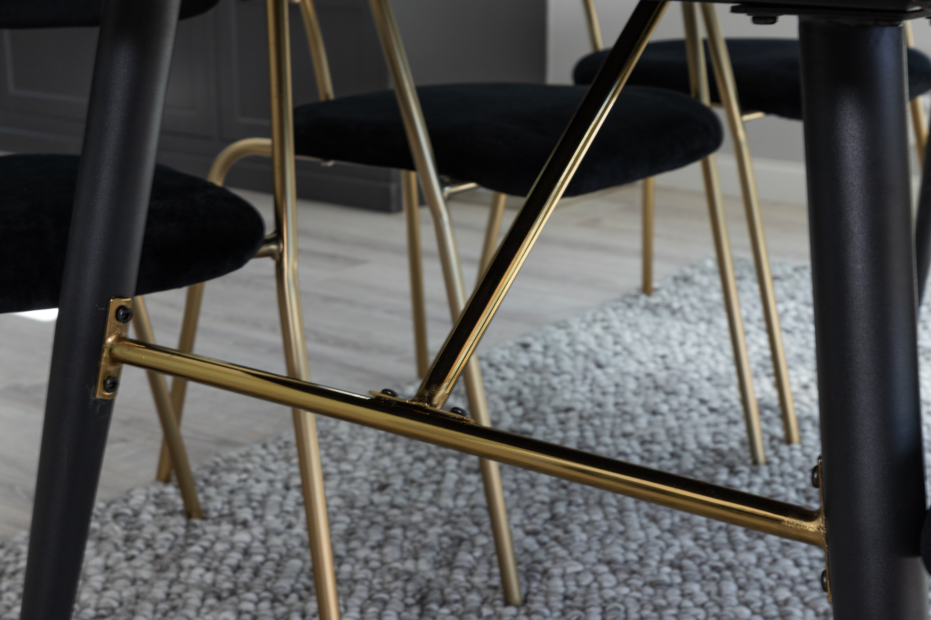 Détail du ensemble repas rectangulaire Gold, Arrow noir, doré Table : 76 x 180 x 85 Chaise : 61 x 79 x 58 cm