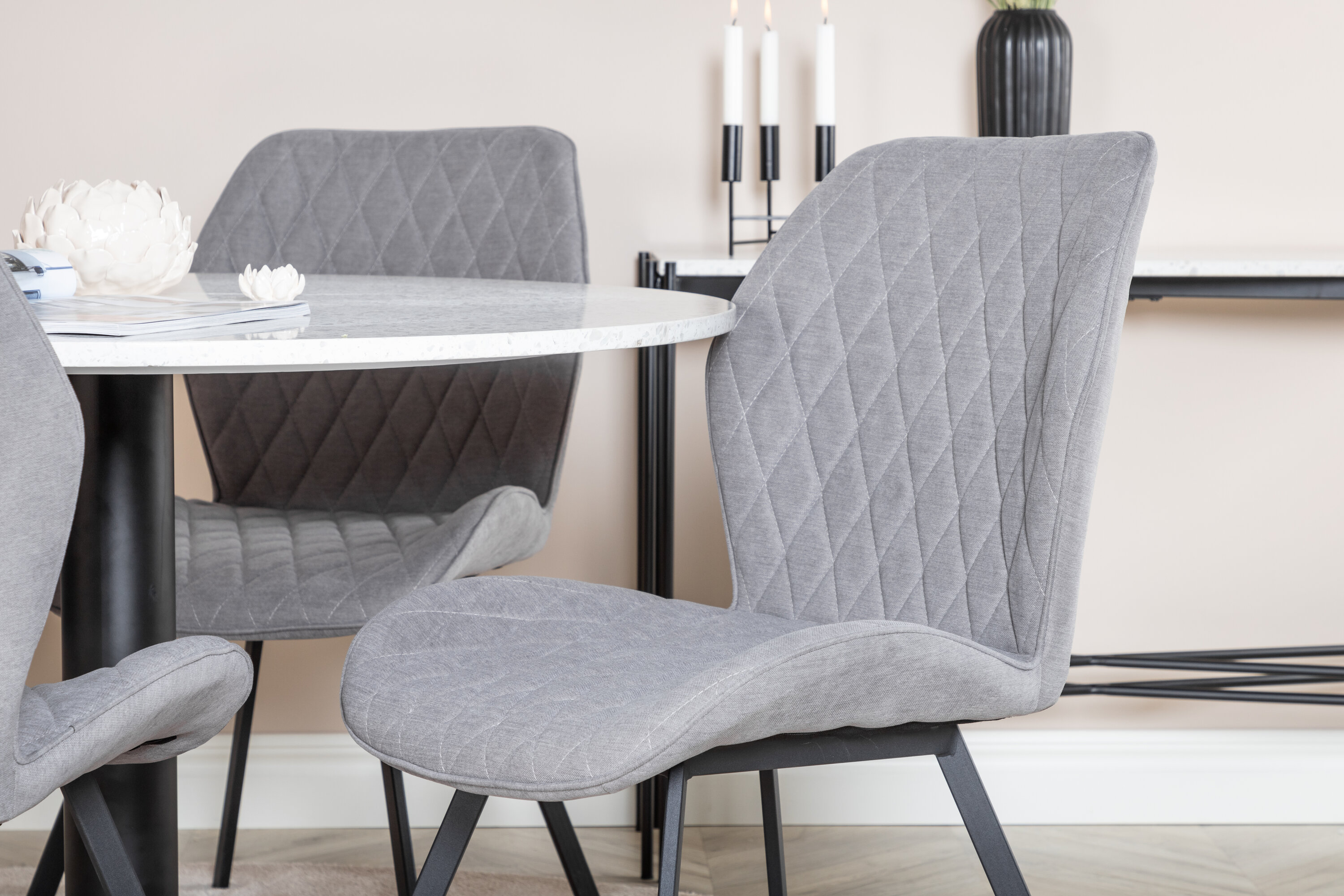 Détail du ensemble repas rond Razzia, Gemma blanc, noir, gris Table : ⌀106 Chaise : 63 x 90 x 50 cm