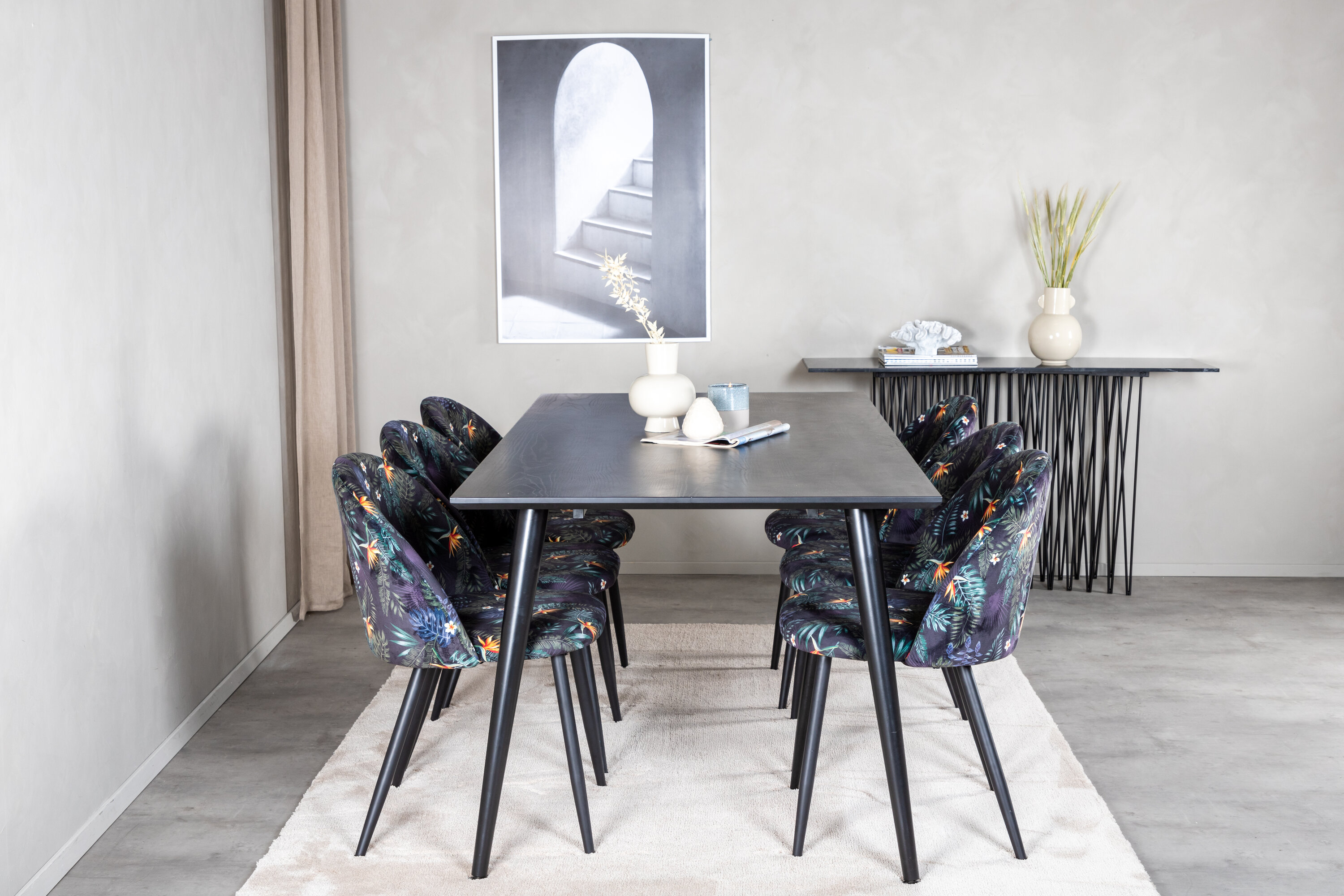 Détail du ensemble repas rectangulaire Dipp, Velvet noir Table : 75,5 x 180 x 90 Chaise : 55 x 78 x 50,5 cm