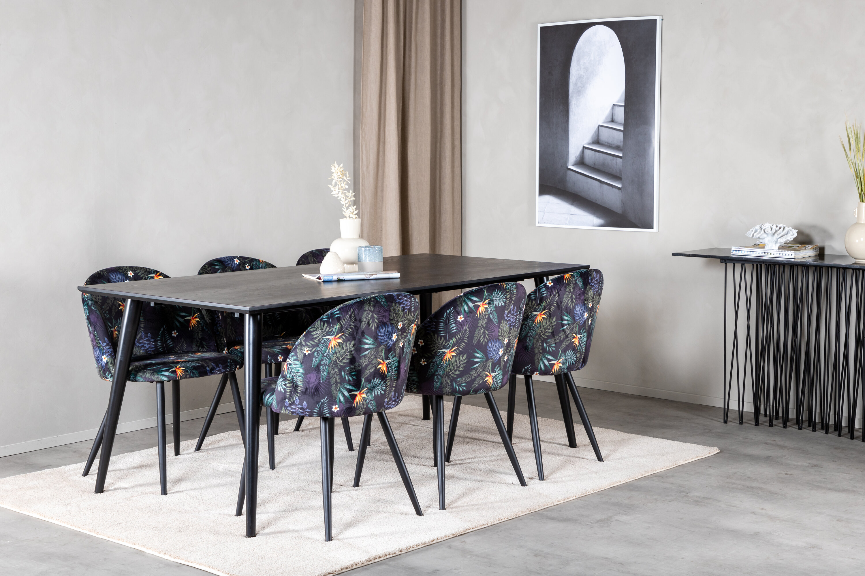 Détail du ensemble repas rectangulaire Dipp, Velvet noir Table : 75,5 x 180 x 90 Chaise : 55 x 78 x 50,5 cm