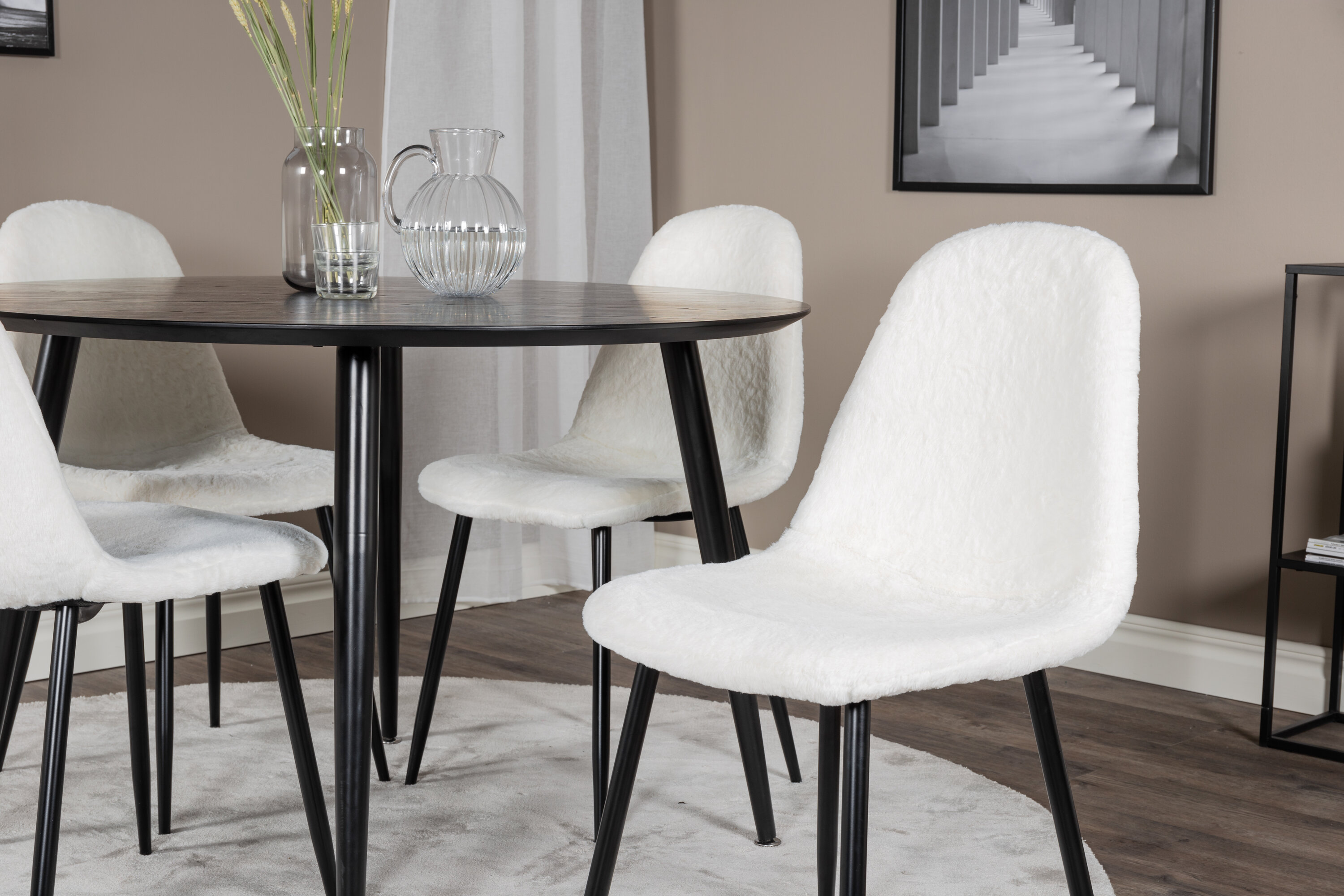 Détail du ensemble repas rond Dipp, Polar noir, blanc Table : ⌀115 Chaise : 53 x 87 x 44 cm