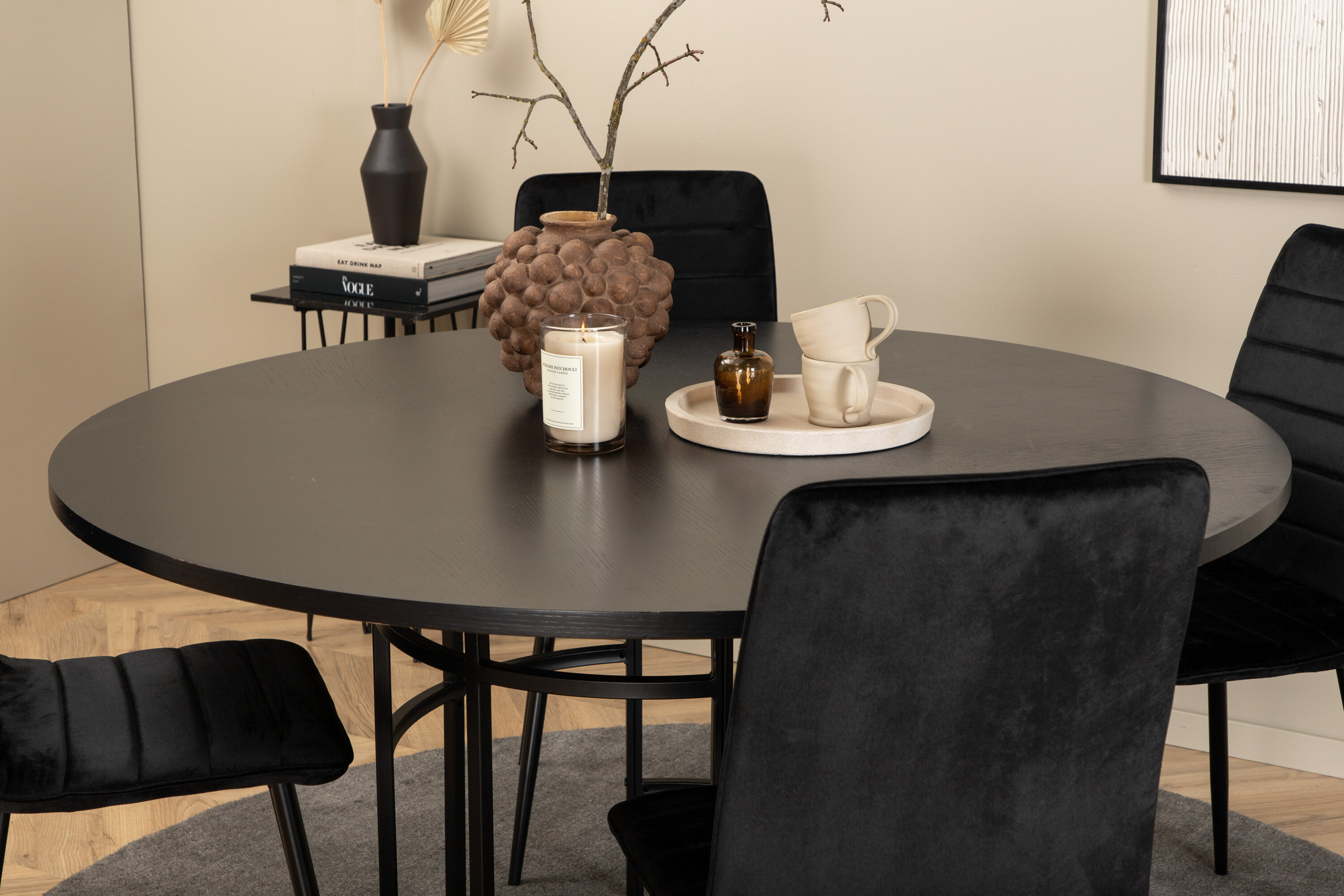 Détail du ensemble repas rond Copenhagen, Windu noir Table : ⌀140 Chaise : 49 x 94 x 43 cm