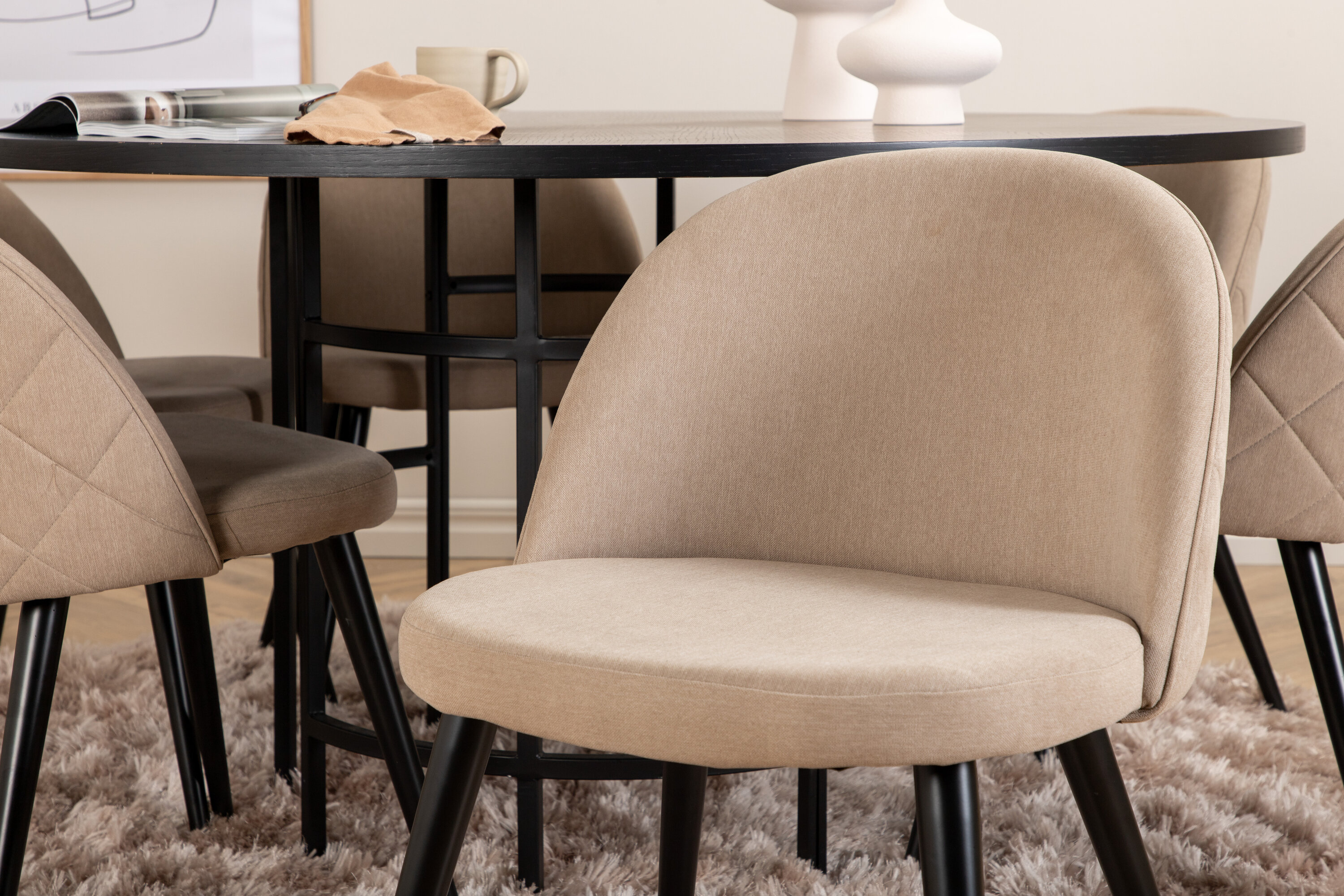 Détail du ensemble repas rond Copenhagen, Velvet noir, beige Table : ⌀140 Chaise : 57 x 76,5 x 50 cm