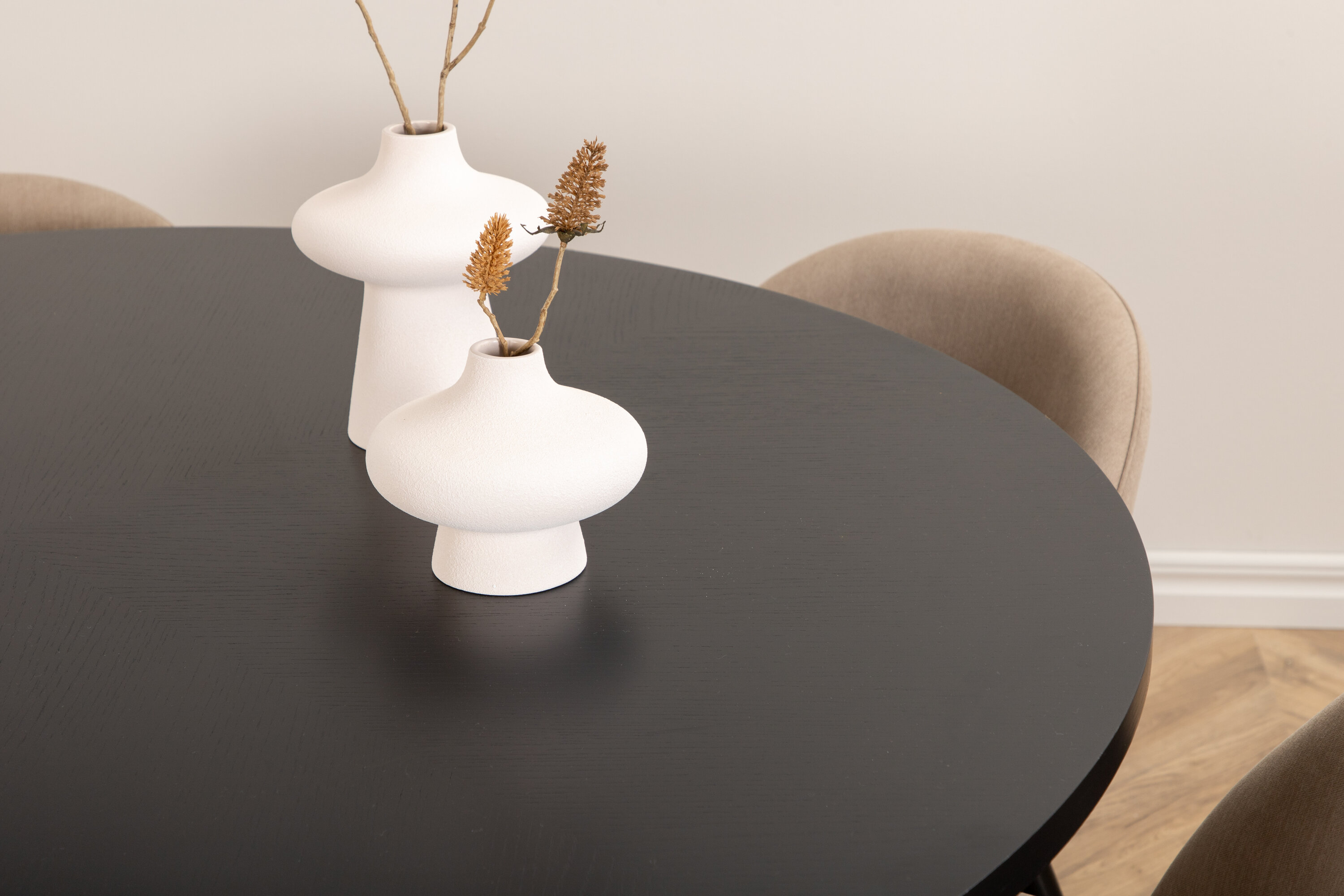 Détail du ensemble repas rond Copenhagen, Velvet noir, beige Table : ⌀140 Chaise : 57 x 76,5 x 50 cm