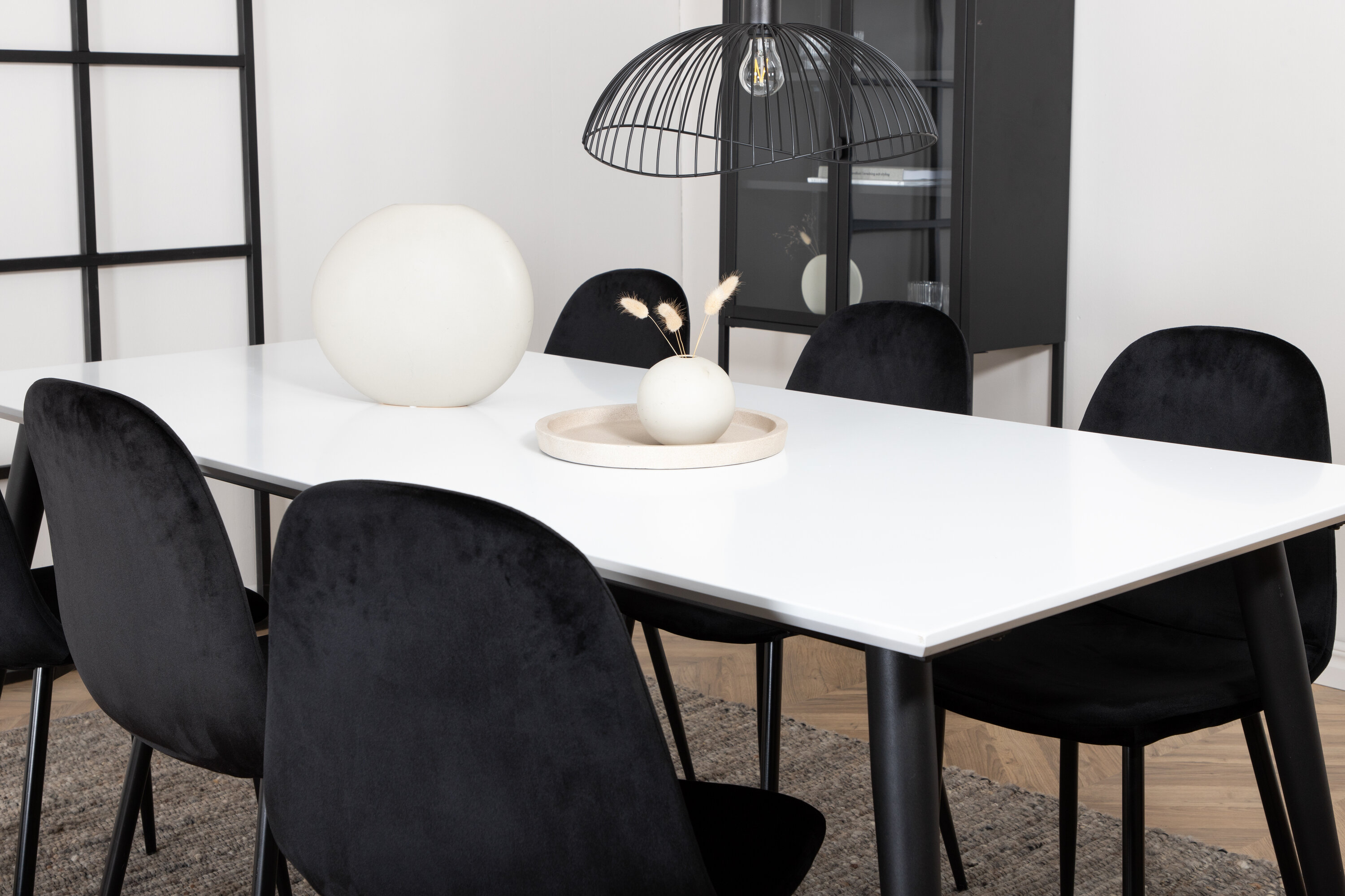 Détail du ensemble repas rectangulaire Jimmy, Polar blanc, noir Table : 76 x 195 x 90 Chaise : 53,3 x 88 x 42,5 cm