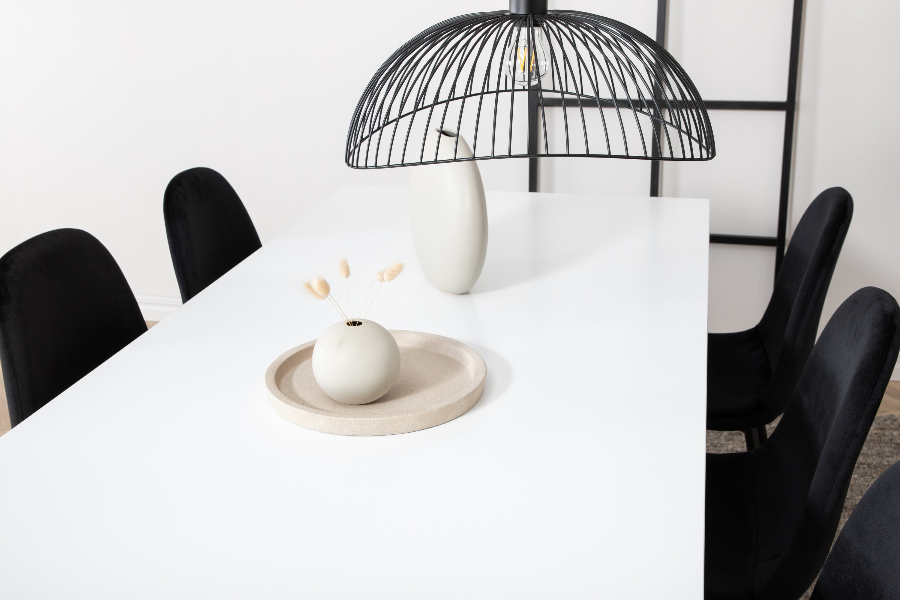 Détail du ensemble repas rectangulaire Jimmy, Polar blanc, noir Table : 76 x 195 x 90 Chaise : 53,3 x 88 x 42,5 cm