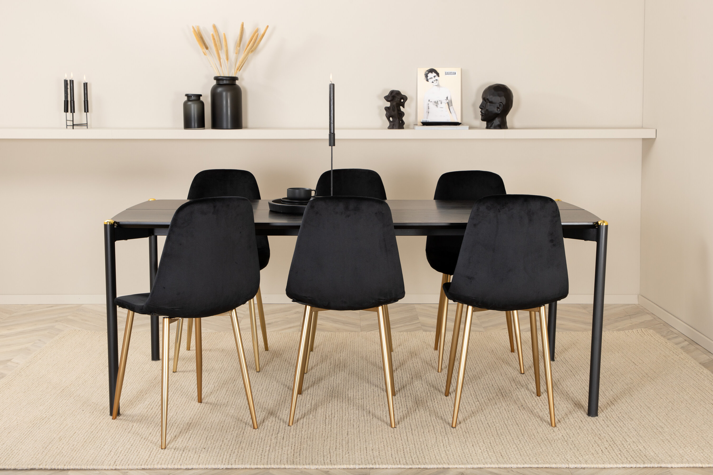 Détail du ensemble repas rectangulaire Pelle, Polar noir, doré Table : 75 x 190 x 90 Chaise : 52 x 86 x 44 cm