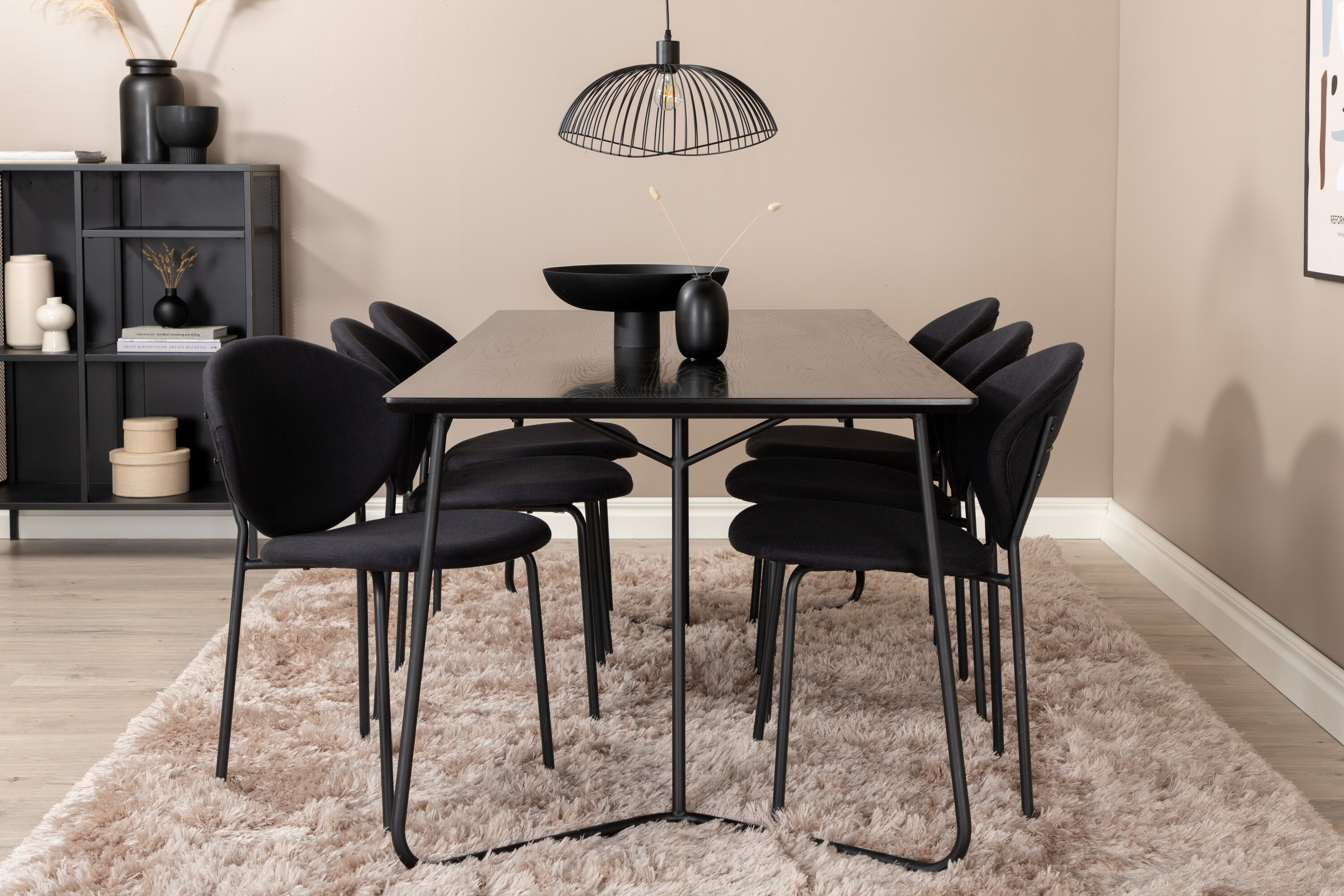 Détail du ensemble repas rectangulaire Petra, Vault noir Table : 75 x 190 x 90 Chaise : 61,5 x 80 x 46 cm