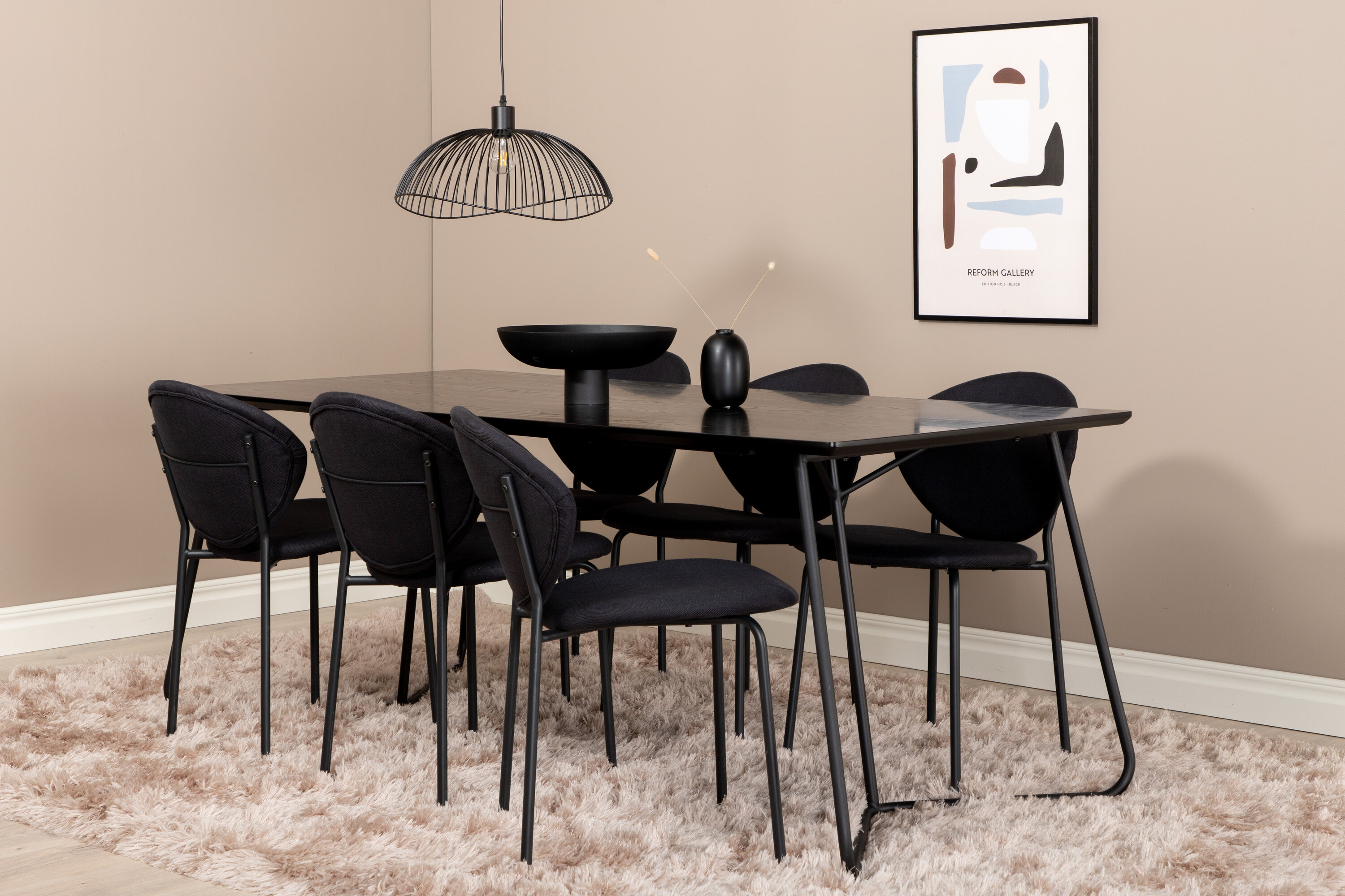 Détail du ensemble repas rectangulaire Petra, Vault noir Table : 75 x 190 x 90 Chaise : 61,5 x 80 x 46 cm