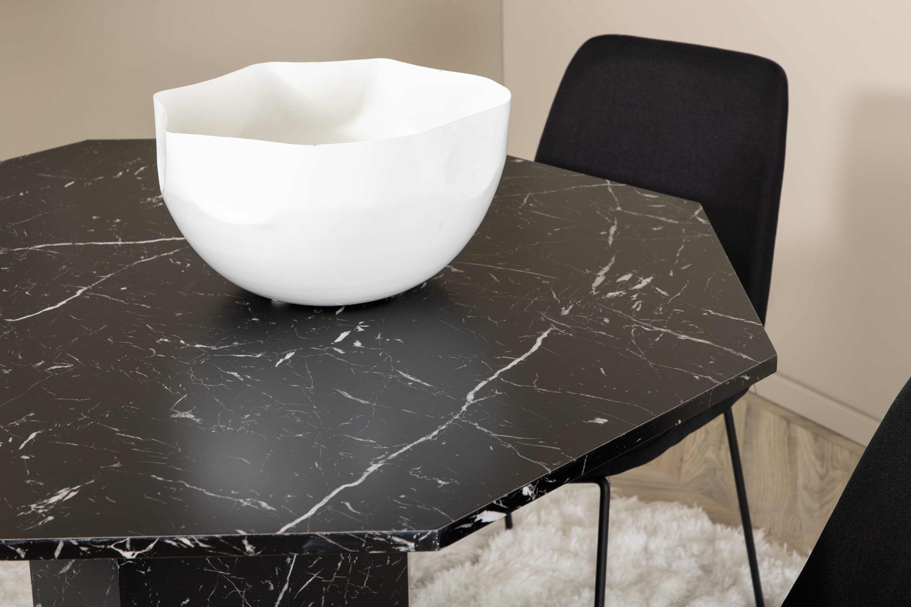 Détail du ensemble repas rond Marbs, Muce noir Table : ⌀110 Chaise : 63 x 84 x 43 cm