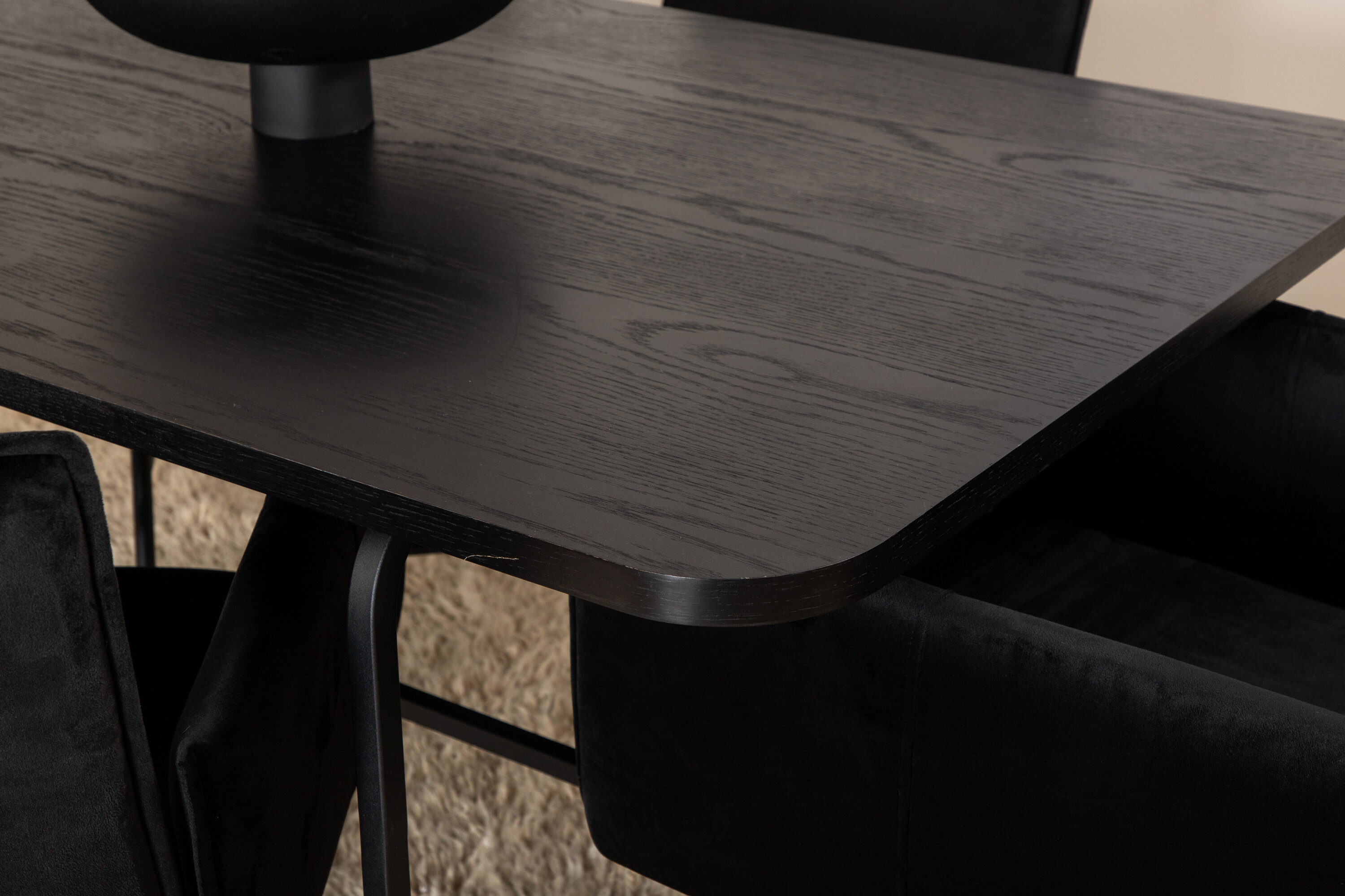 Détail du ensemble repas rectangulaire Uno, Petra noir Table : 74 x 200 x 90 Chaise : 60 x 87 x 57 cm