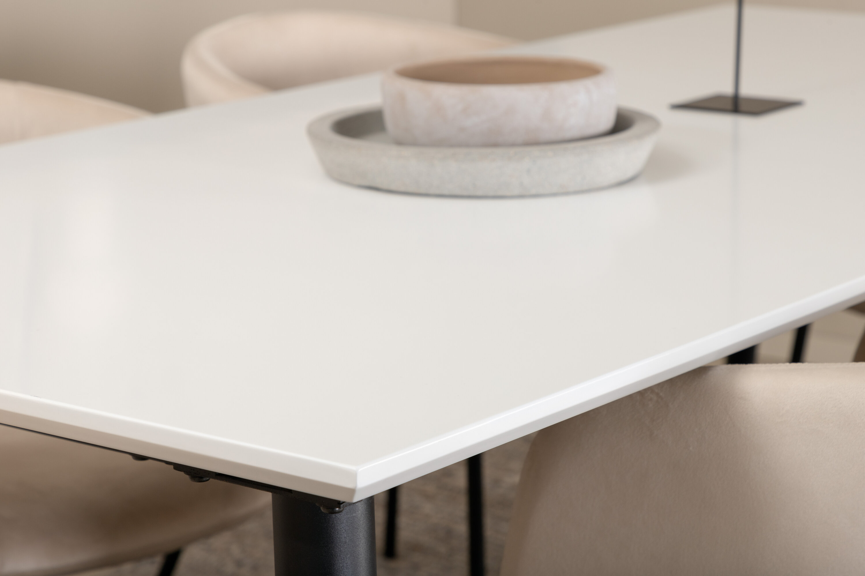 Détail du ensemble repas rectangulaire Jimmy, Berit blanc, beige, noir Table : 76 x 195 x 90 Chaise : 55 x 78 x 55 cm