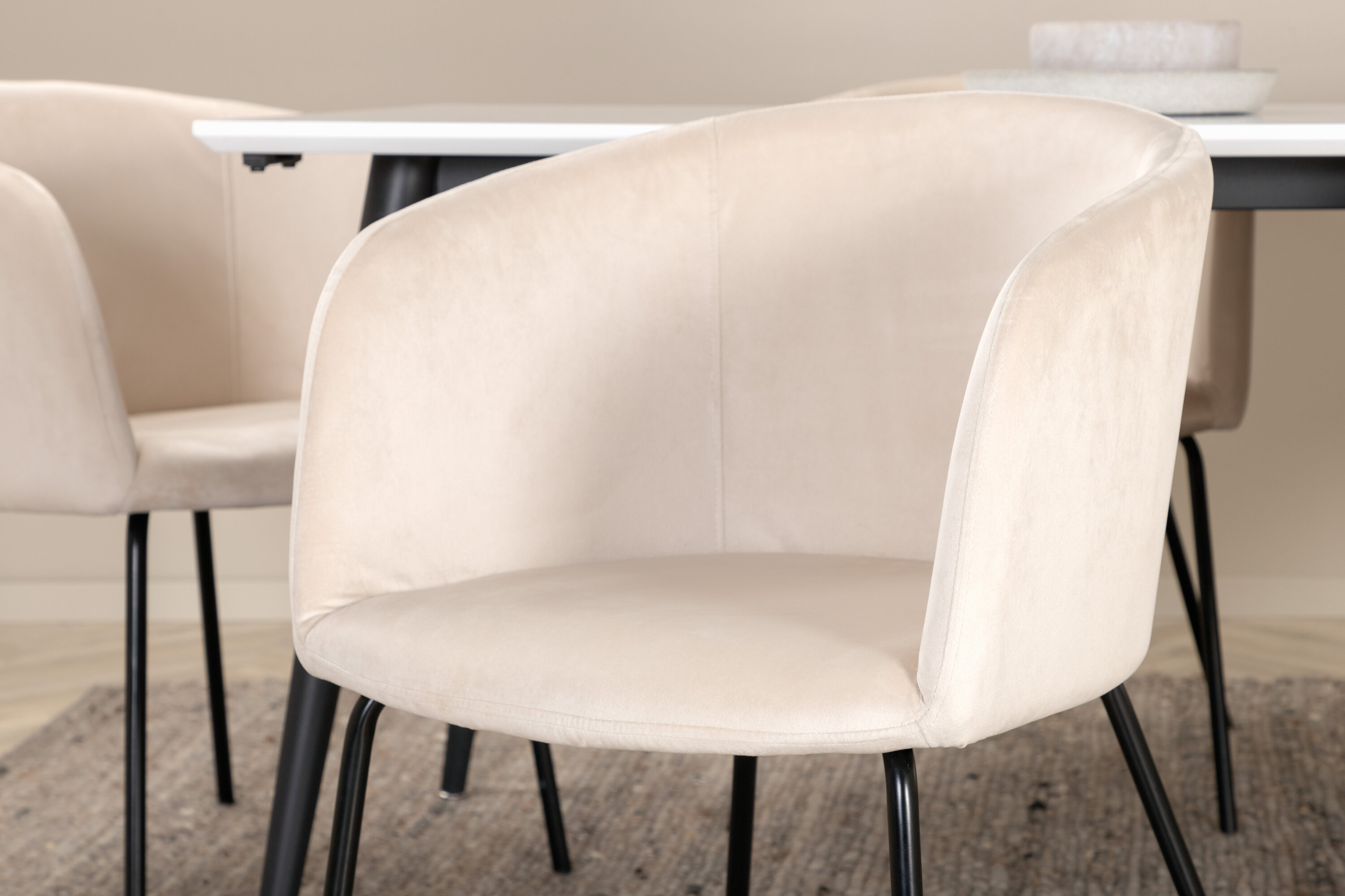 Détail du ensemble repas rectangulaire Jimmy, Berit blanc, beige, noir Table : 76 x 195 x 90 Chaise : 55 x 78 x 55 cm