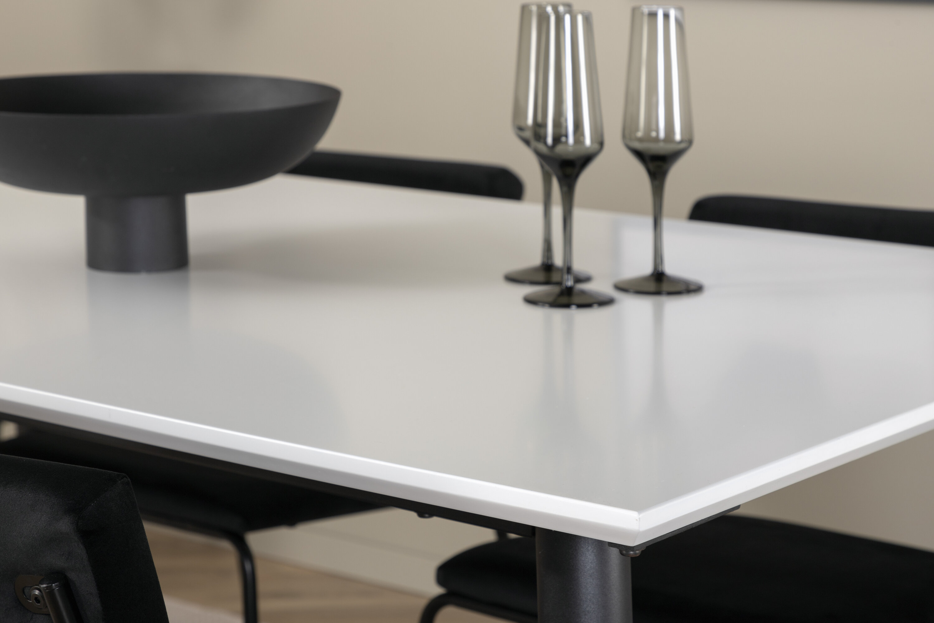 Détail du ensemble repas rectangulaire Jimmy, Kenth blanc, noir Table : 76 x 150 x 90 Chaise : 52 x 76 x 40 cm